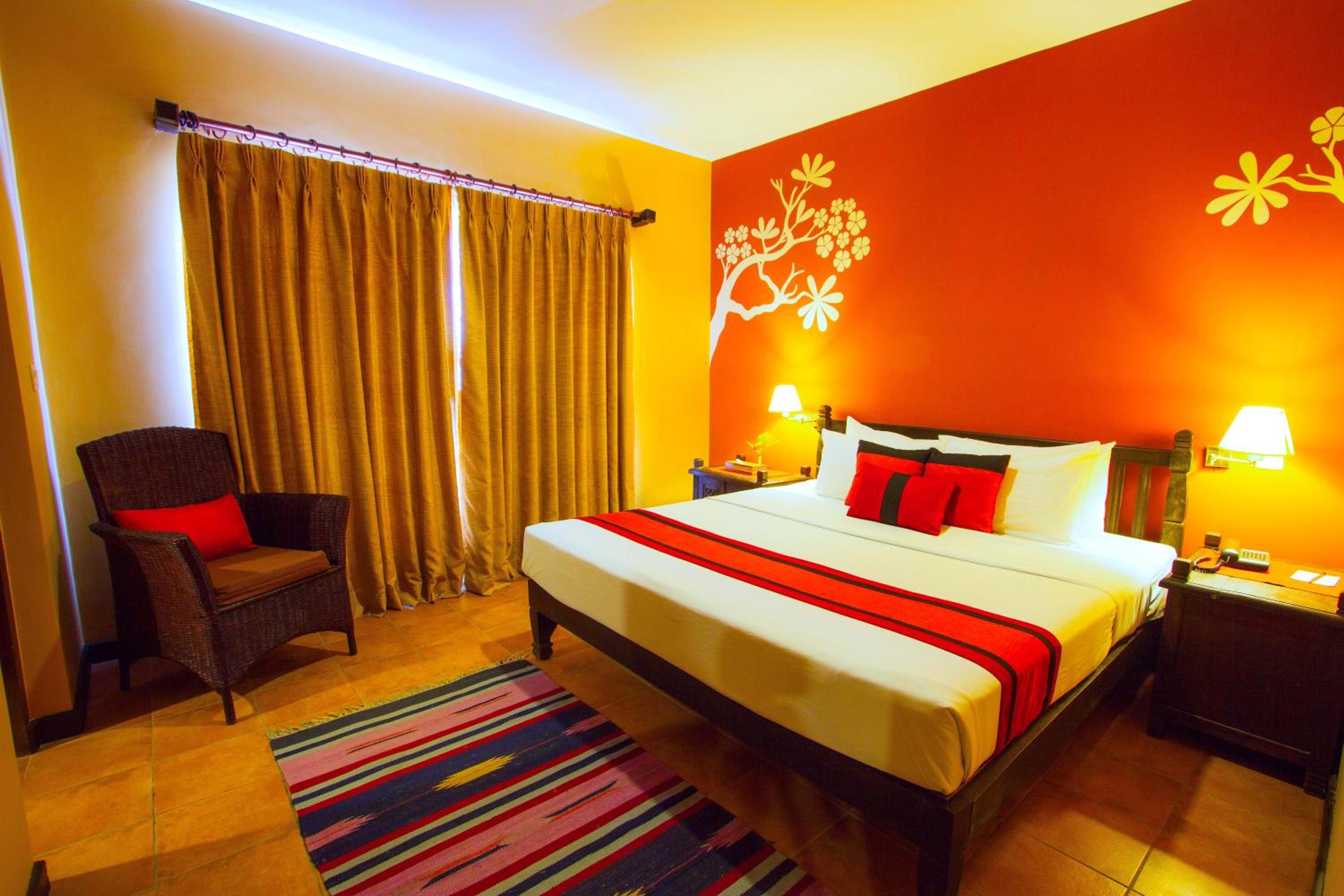 Deluxe Room with Balcony - Photo 12