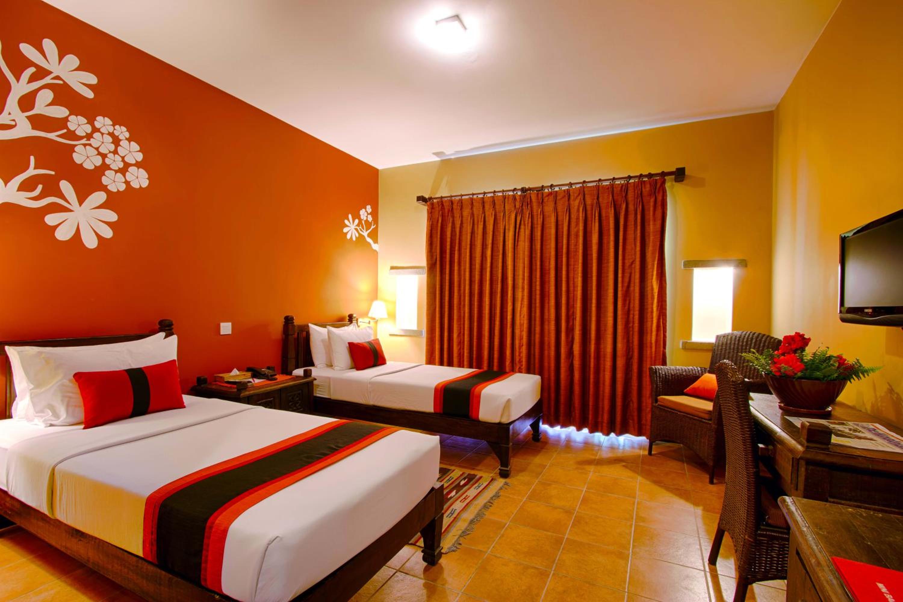 Deluxe Room with Balcony - Photo 11