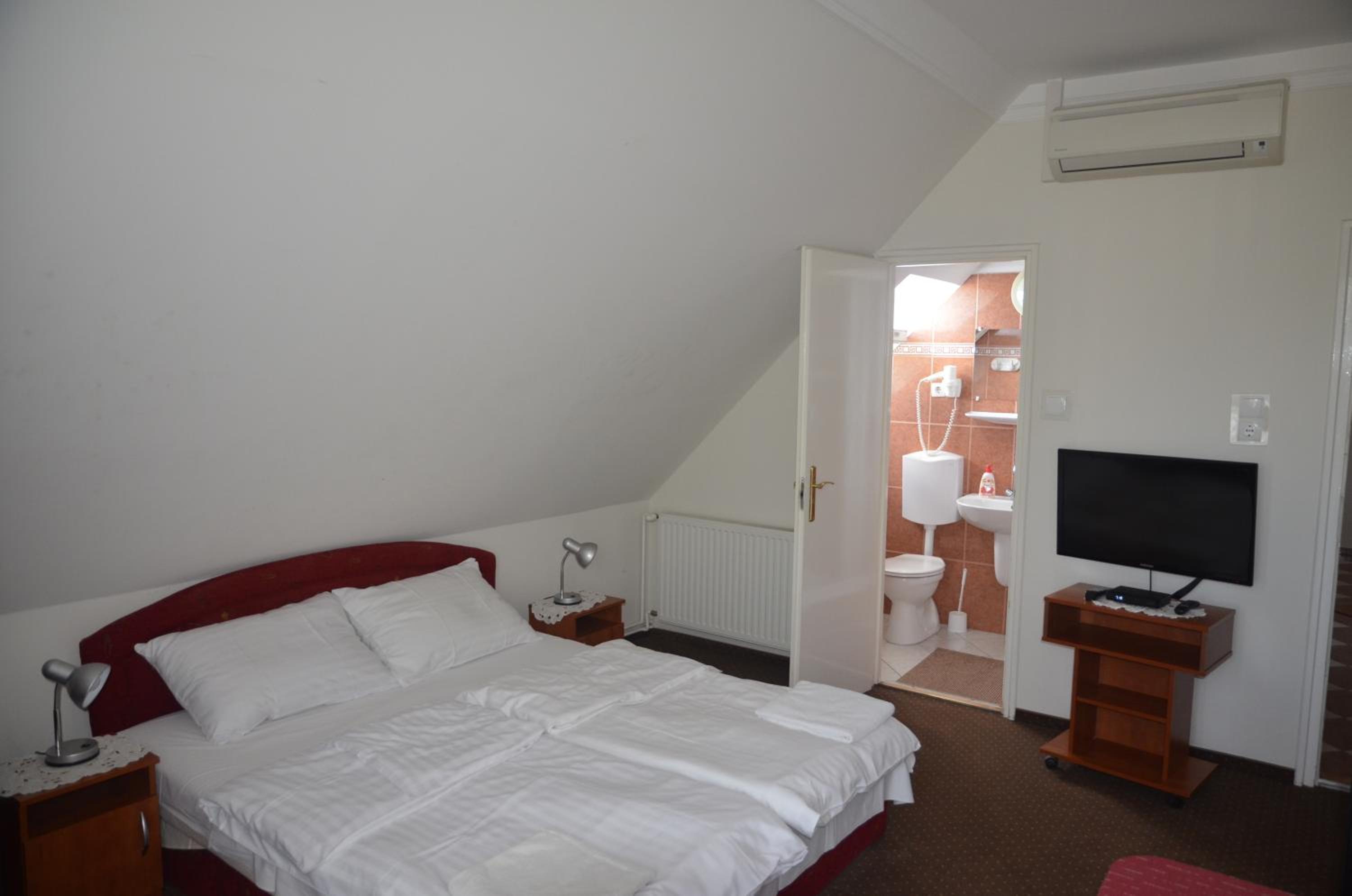 Double Room with Mountain View - Photo 6