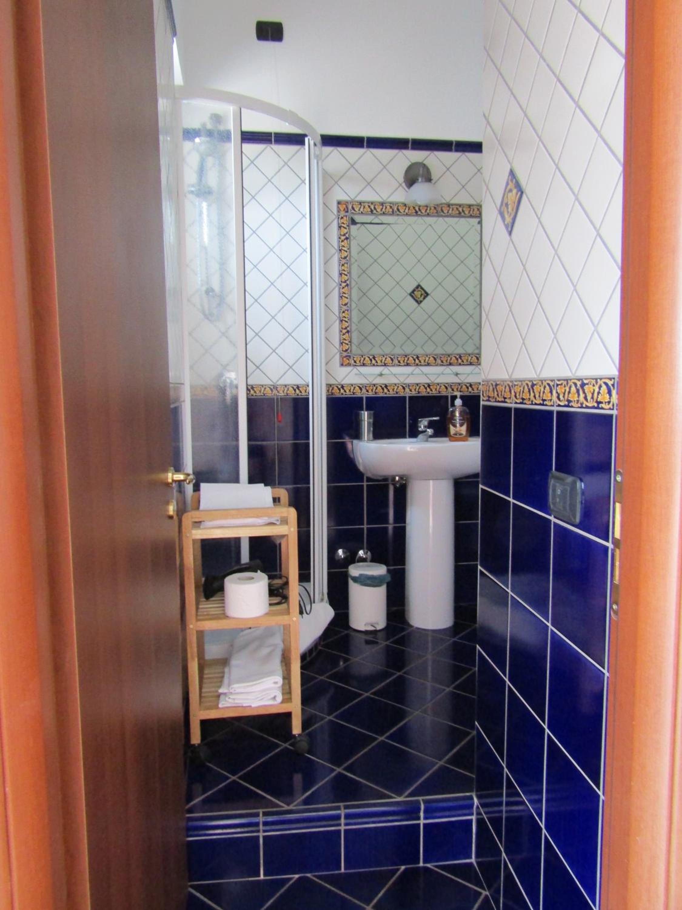 Standard  Double Room - Photo 5