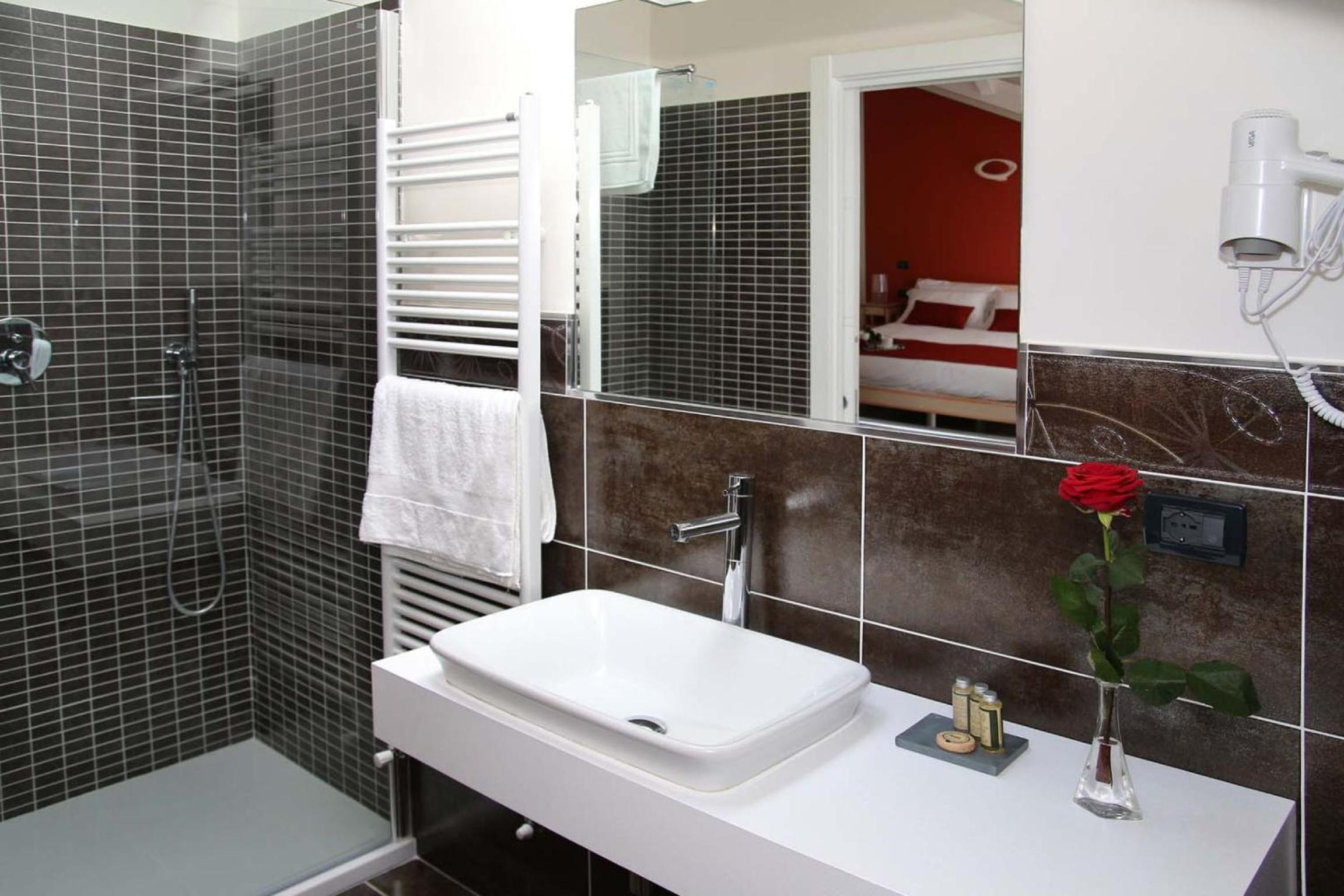 Superior Double Room with Balcony - Photo 8