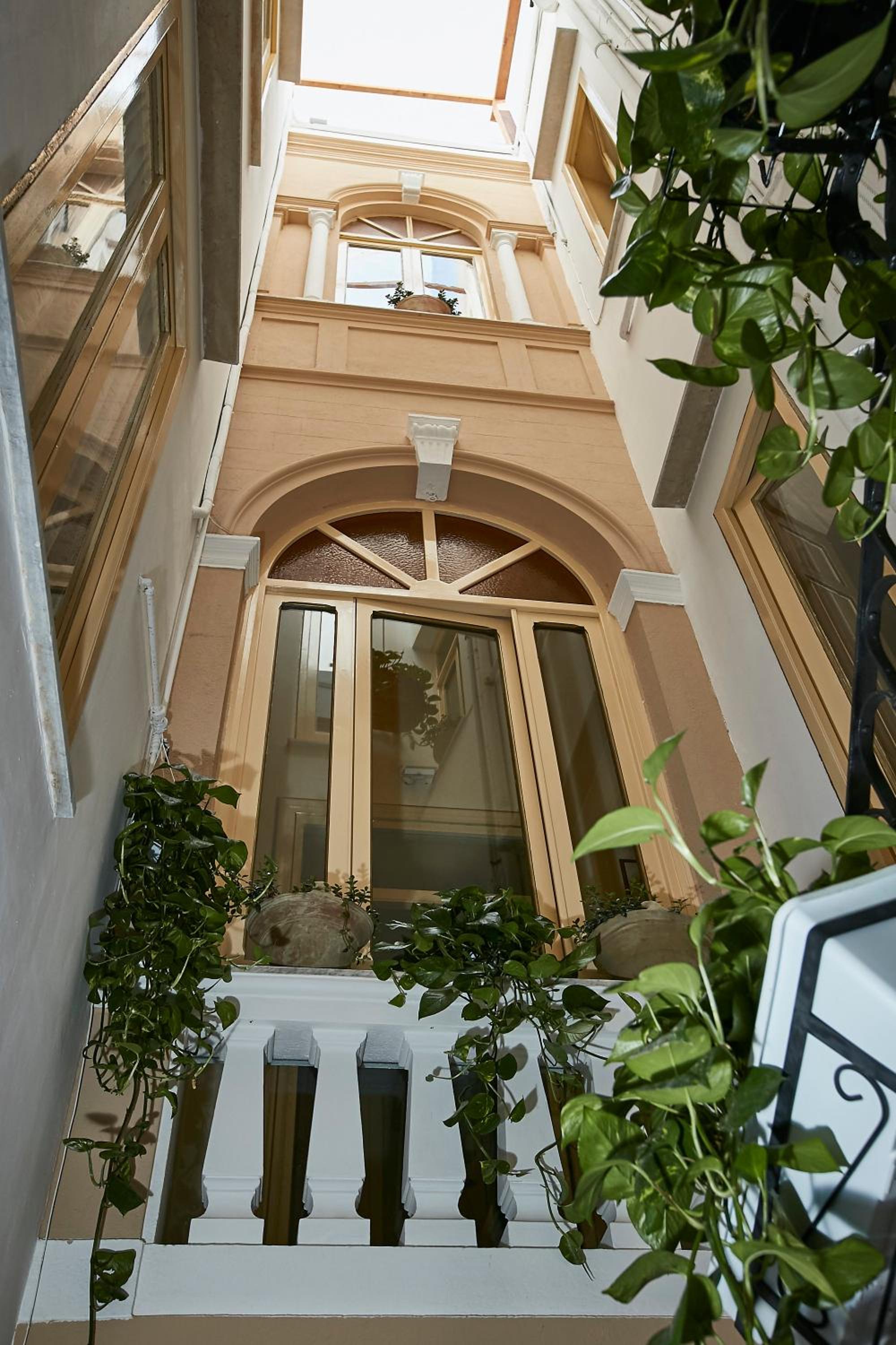 Apartment - Ground Floor - Photo 2