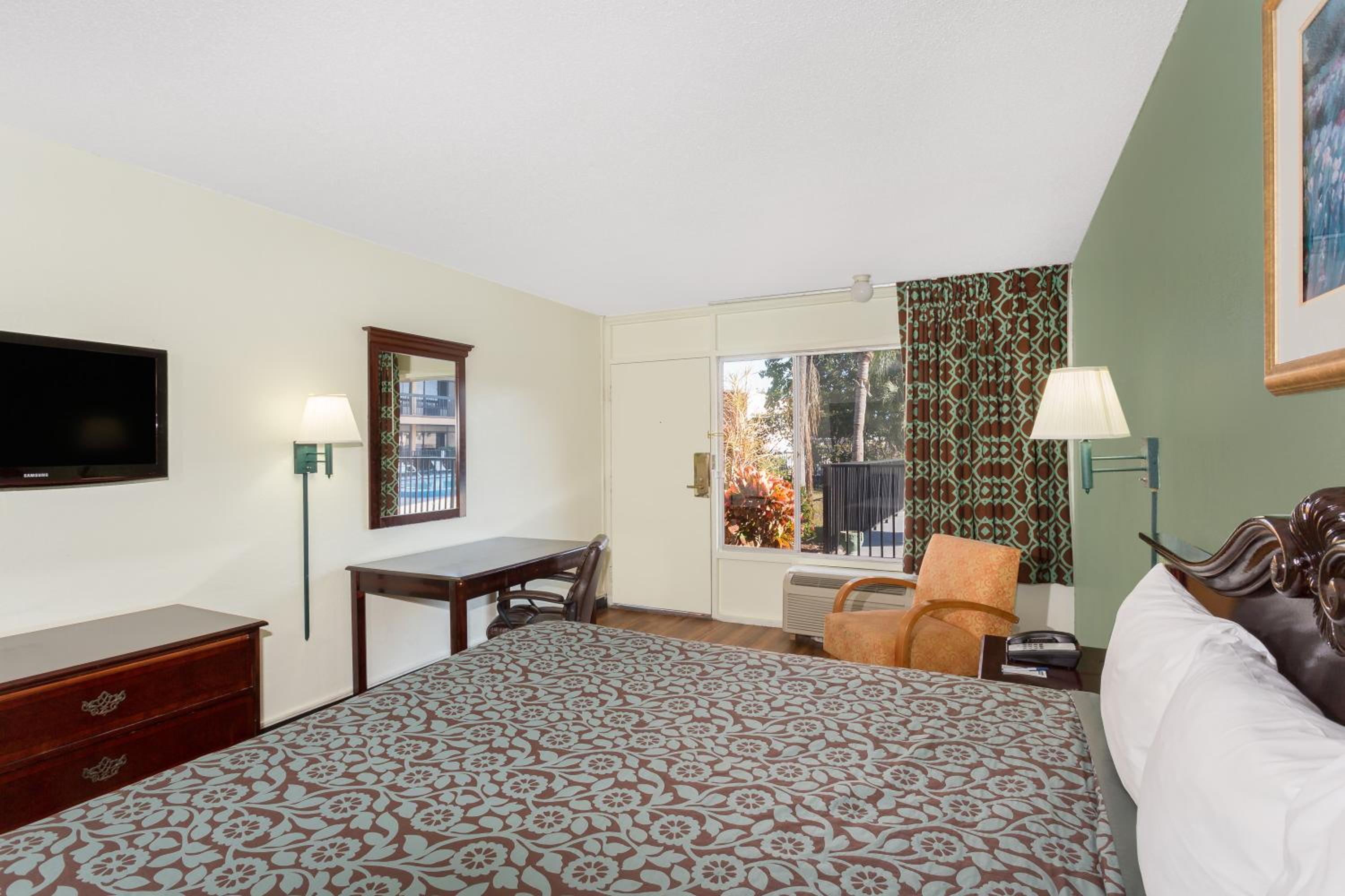 Deluxe King Room - Non-Smoking photo 3