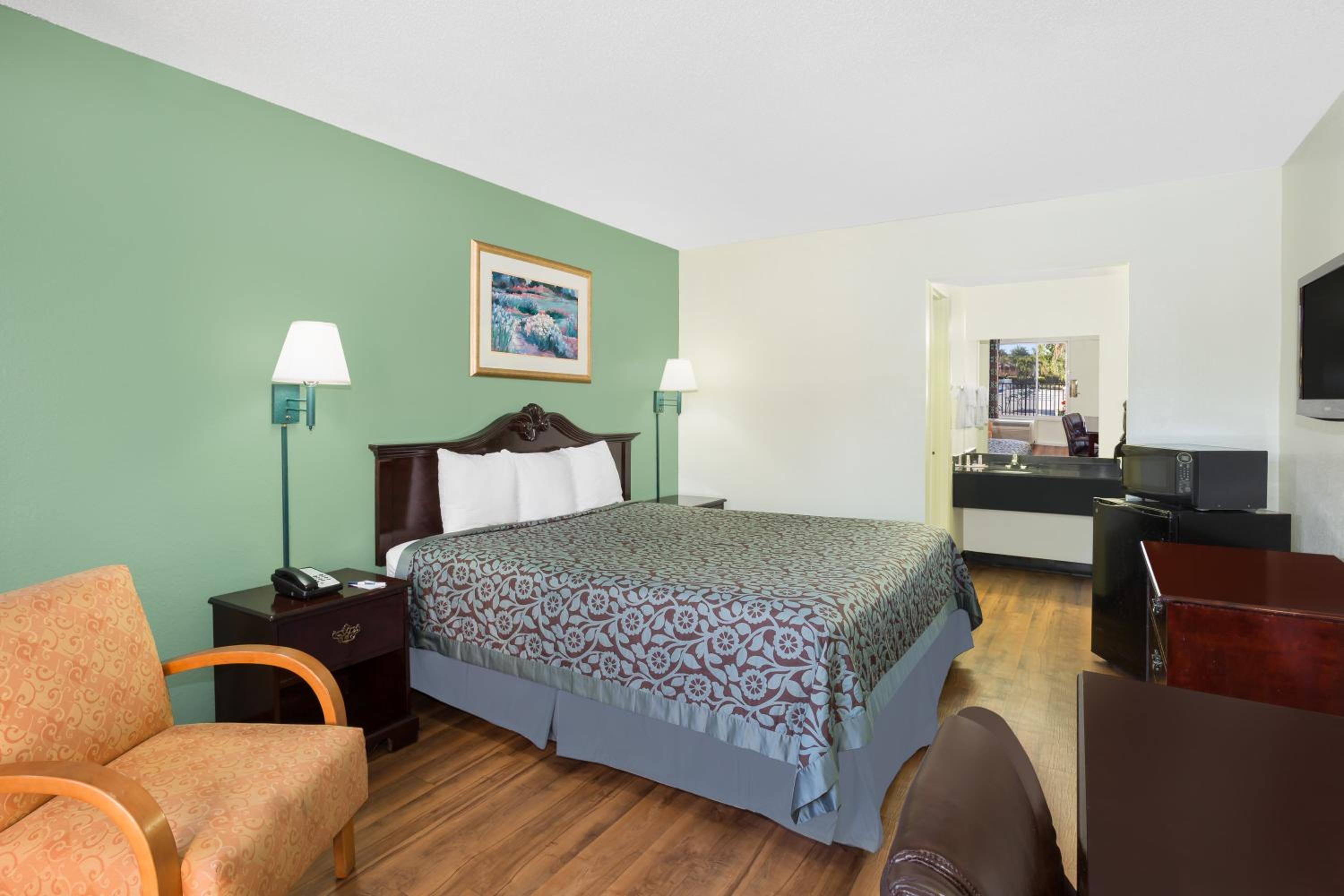 King Room with Roll-In Shower - Mobility/Hearing Accessible - Non-Smoking photo 1