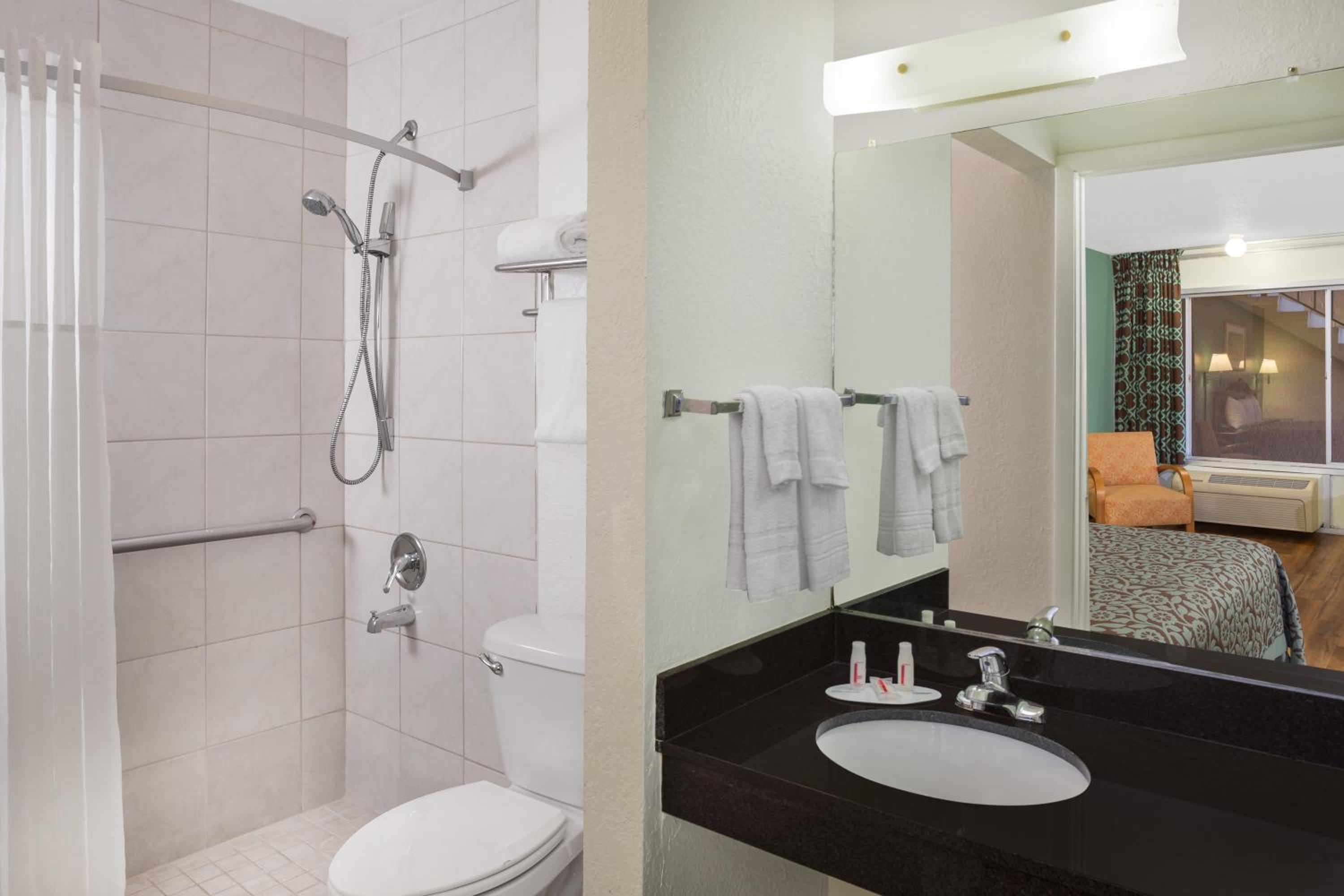 King Room with Roll-In Shower - Mobility/Hearing Accessible - Non-Smoking photo 3