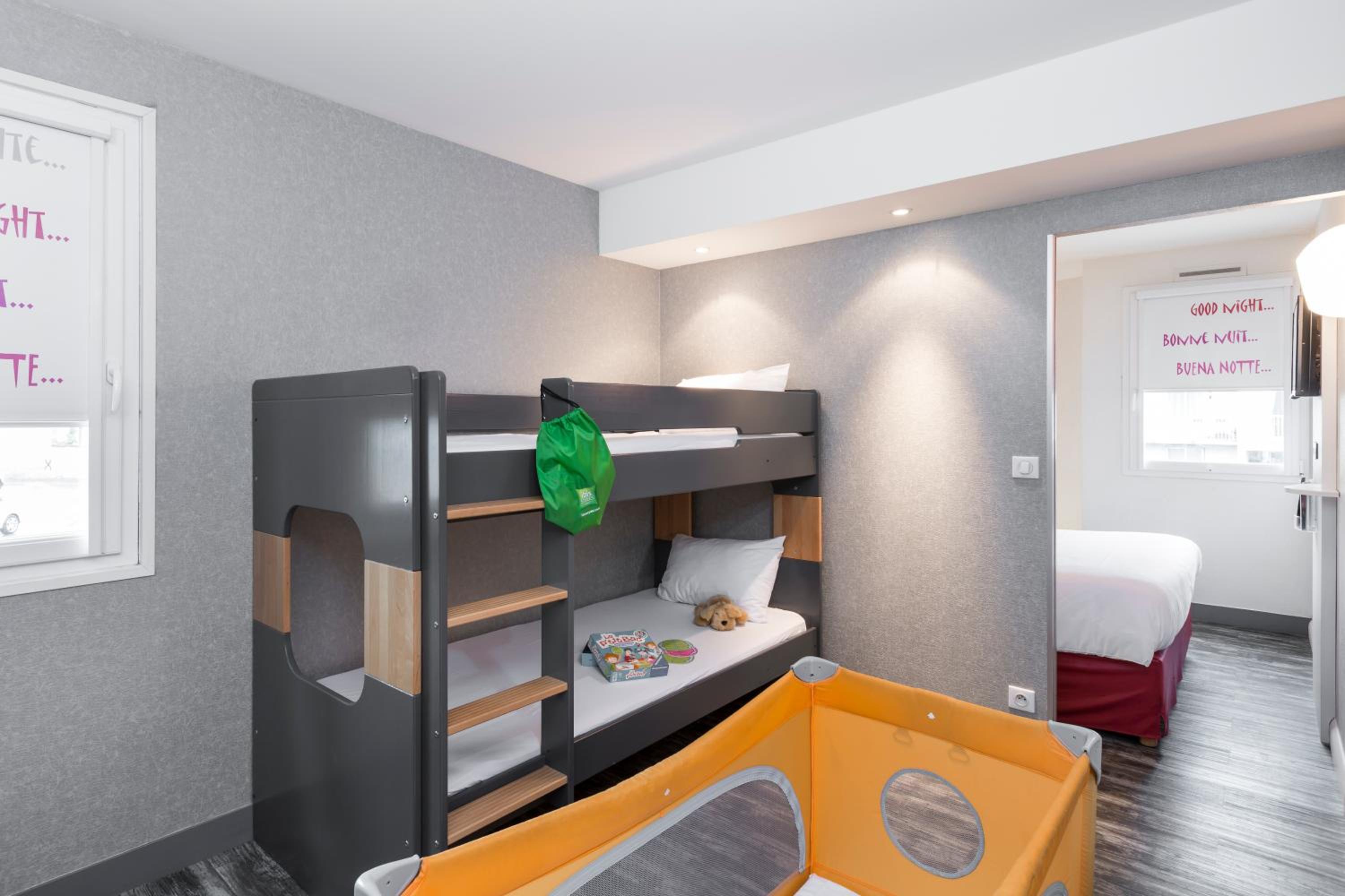 Standard Suite with One Double Bed and Two Single Beds - Photo 7