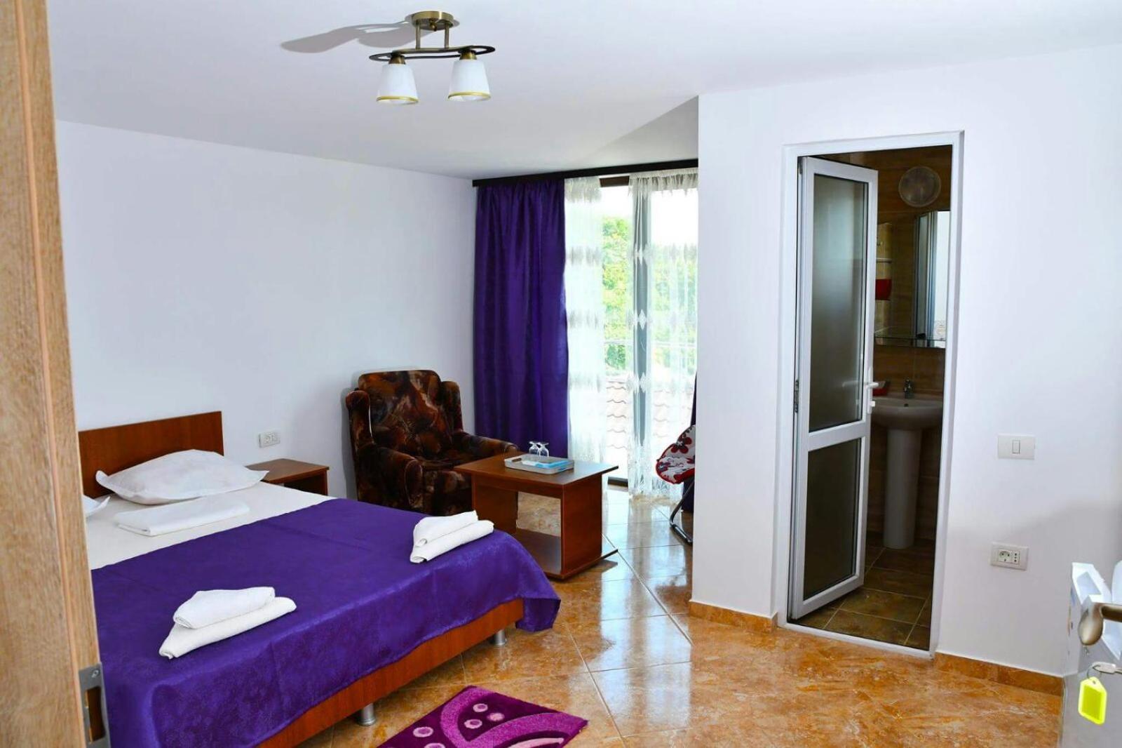 Large Double Room - Photo 6