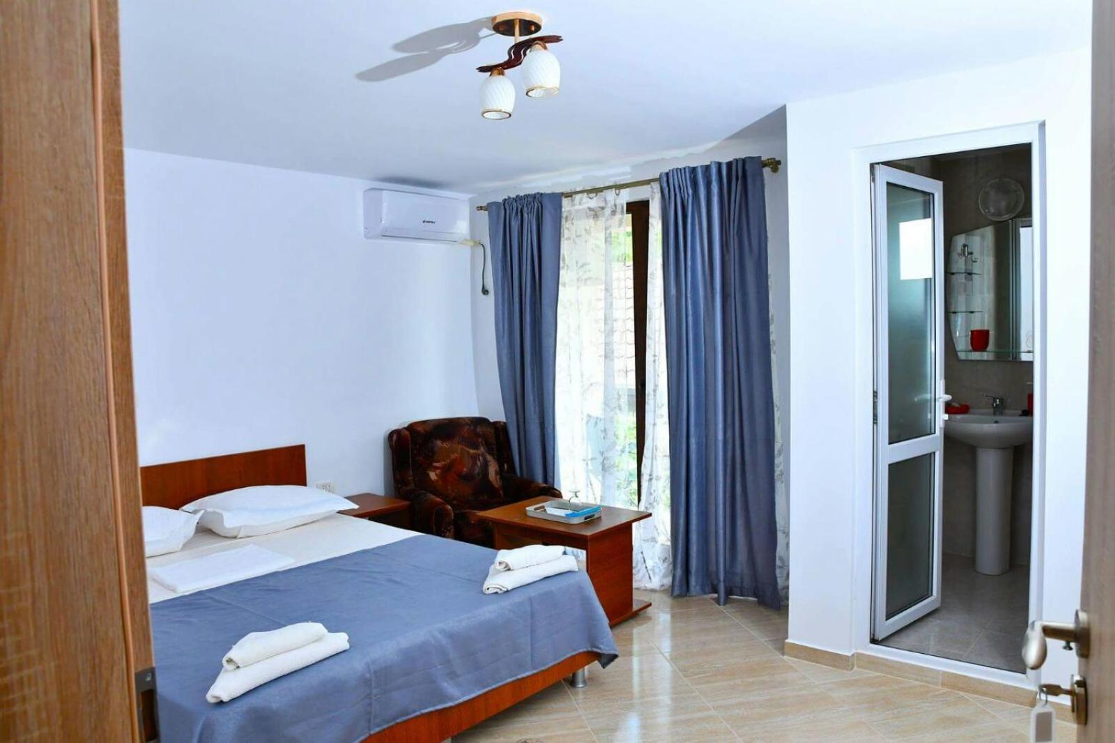 Large Double Room - Photo 2