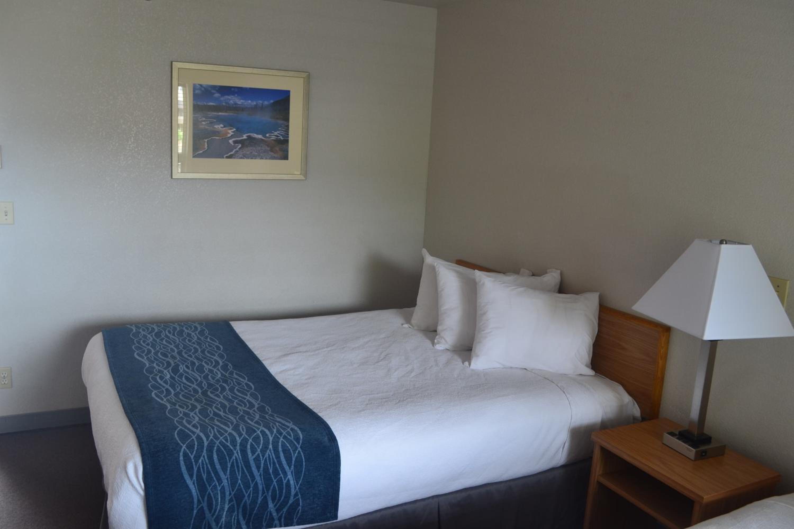 Queen Room with Two Queen Beds photo 1