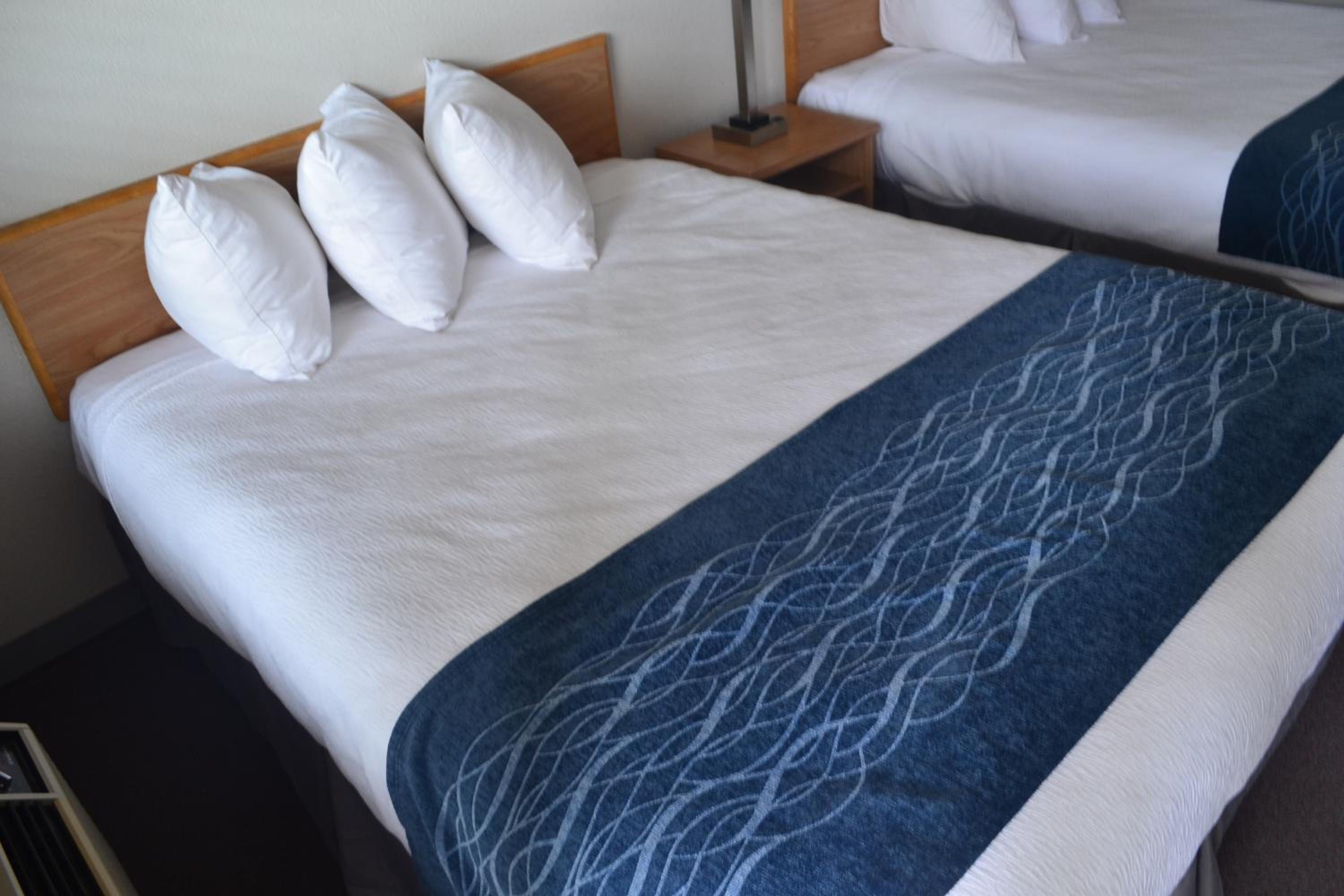 Queen Room with Two Queen Beds photo 3