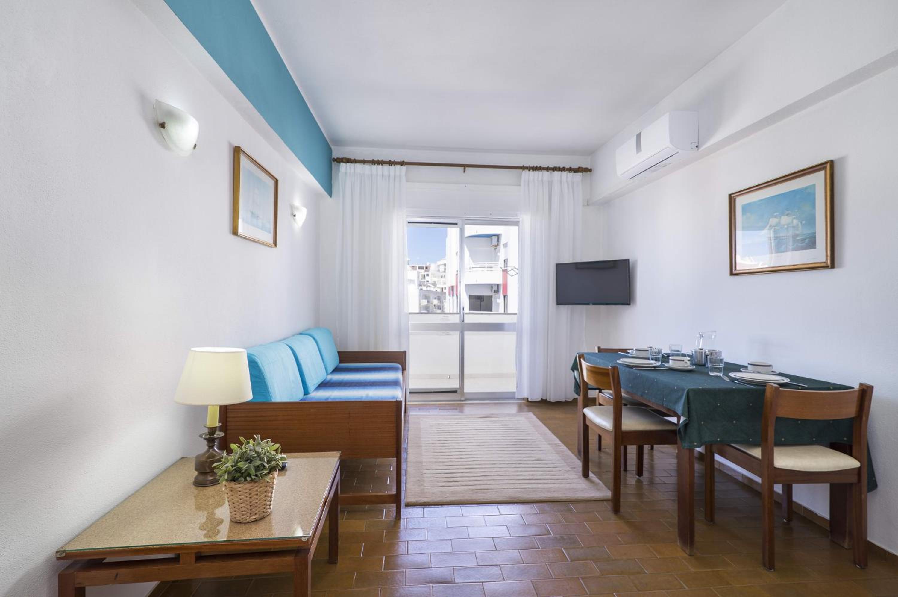 One-Bedroom Apartment with Sea View photo 2