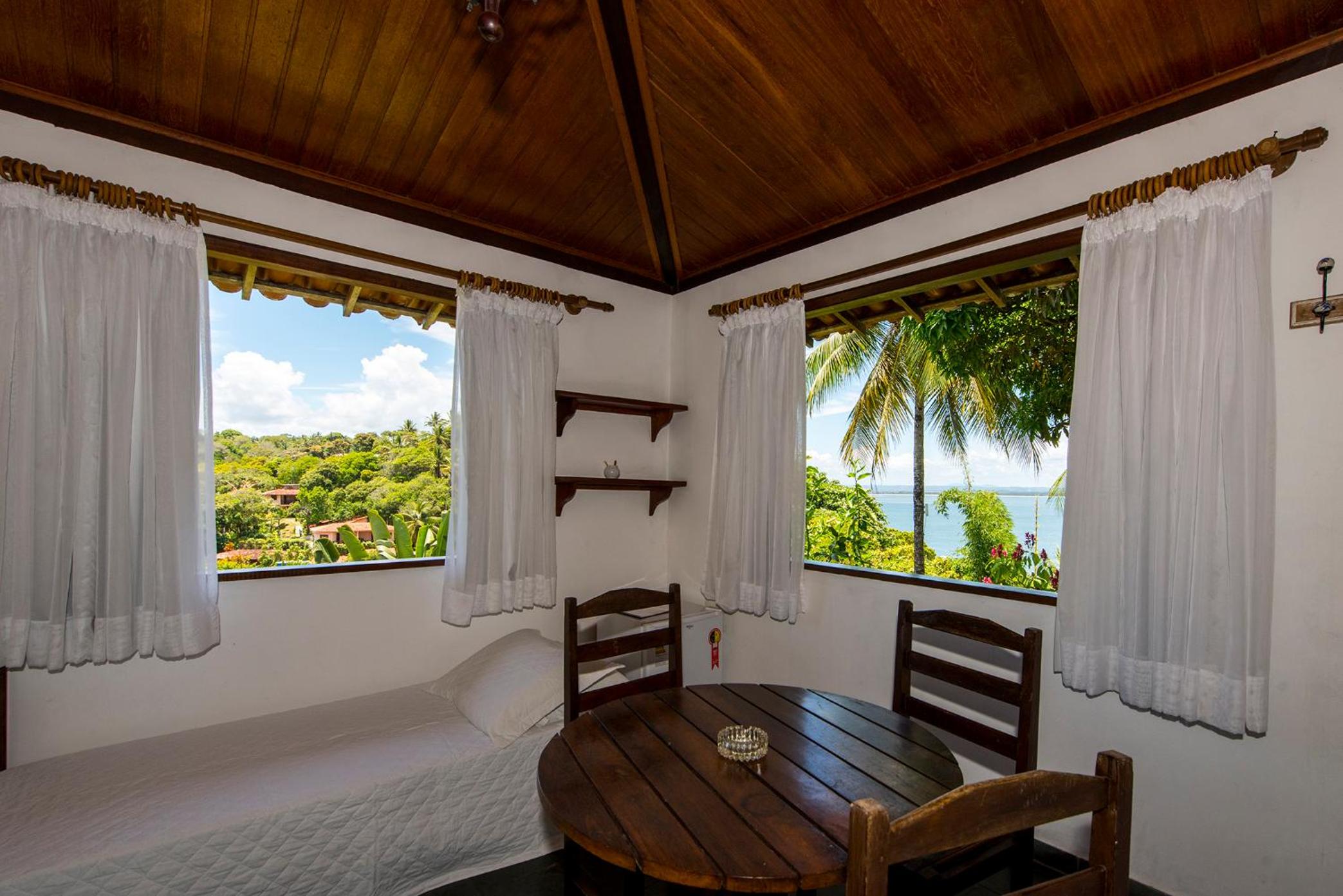 带阳台和海景的小屋