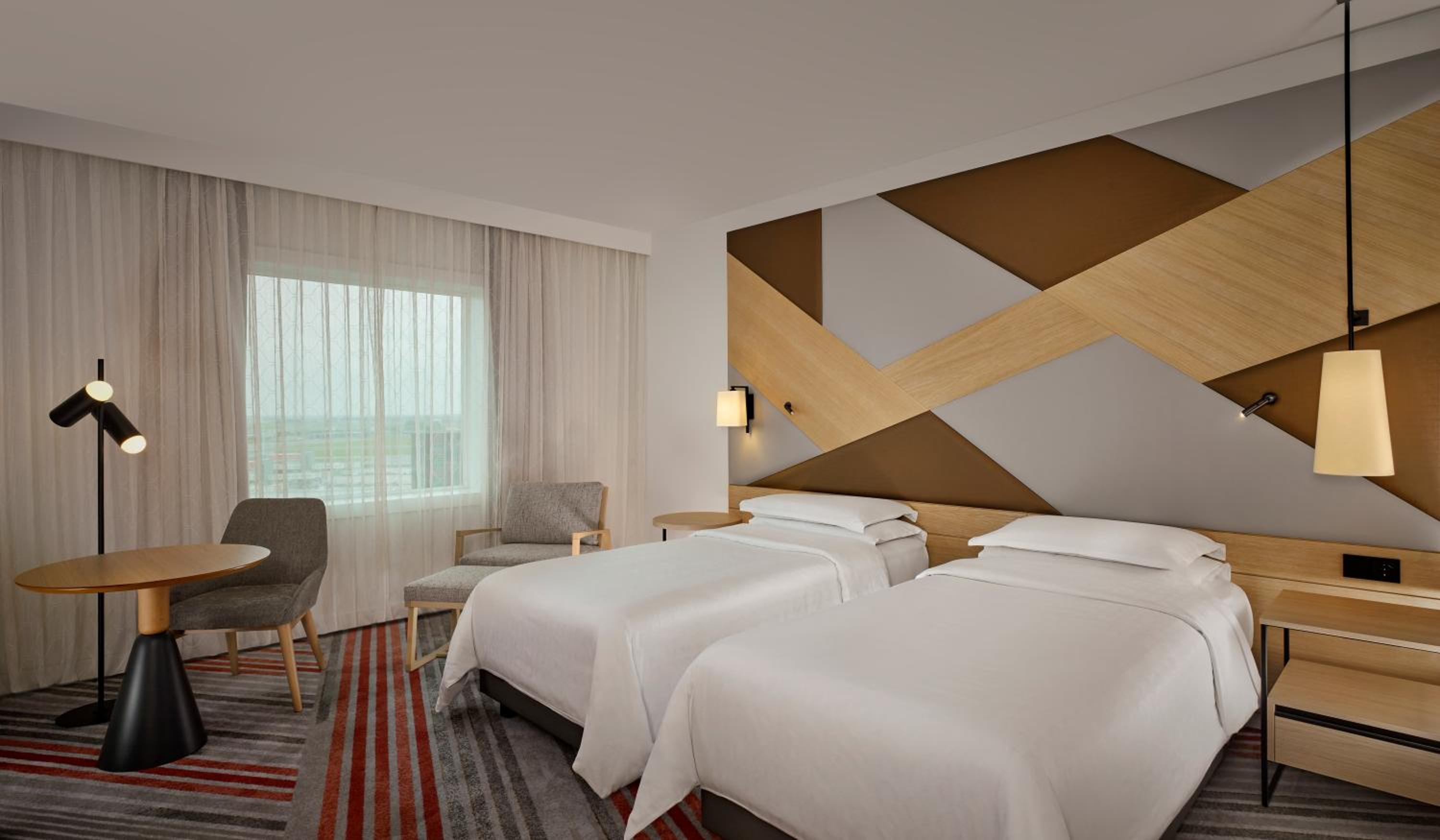 Deluxe Twin Room with Two Twin Beds and Airport View