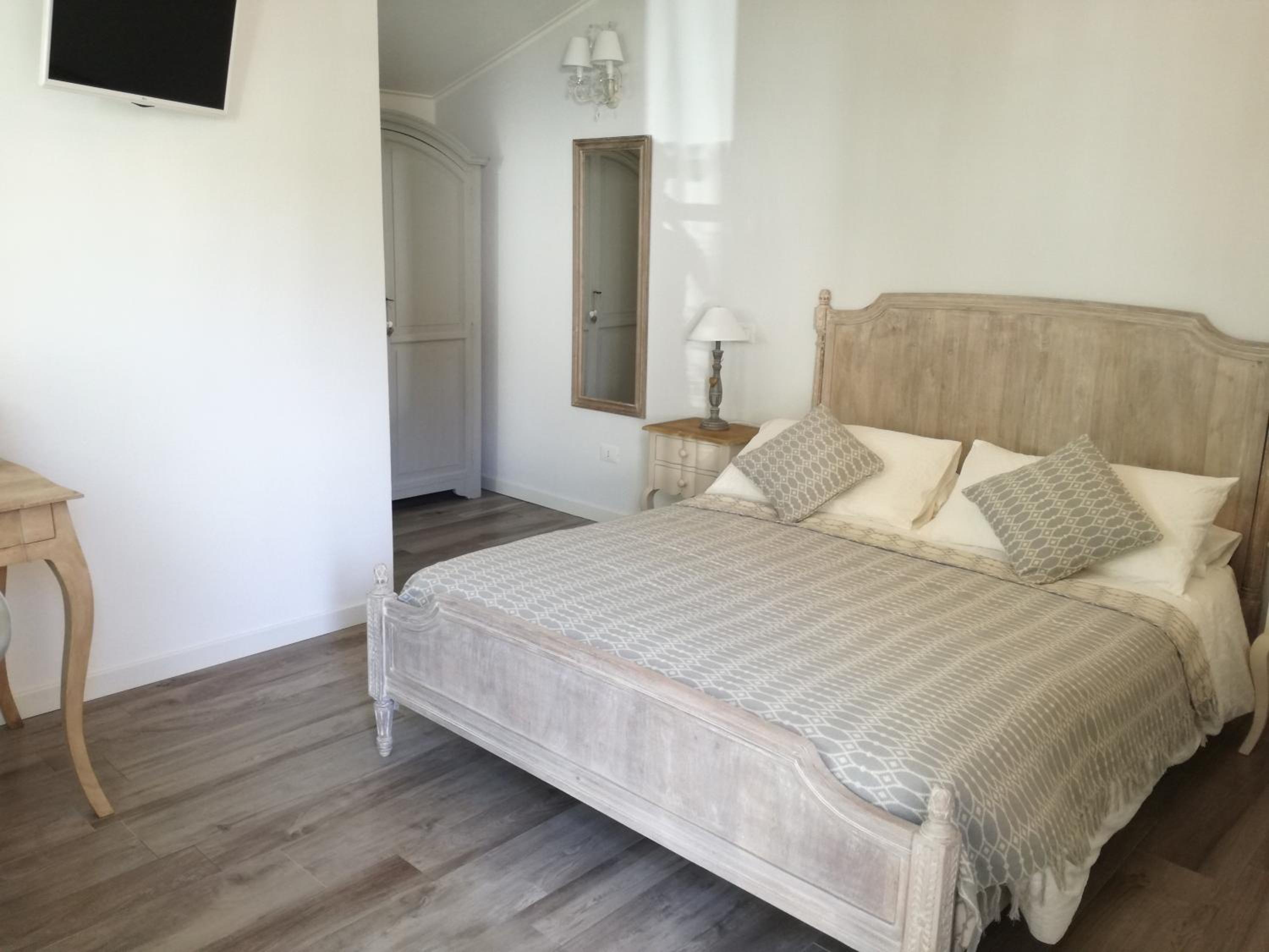 Deluxe Double Room with Extra Bed - Photo 1