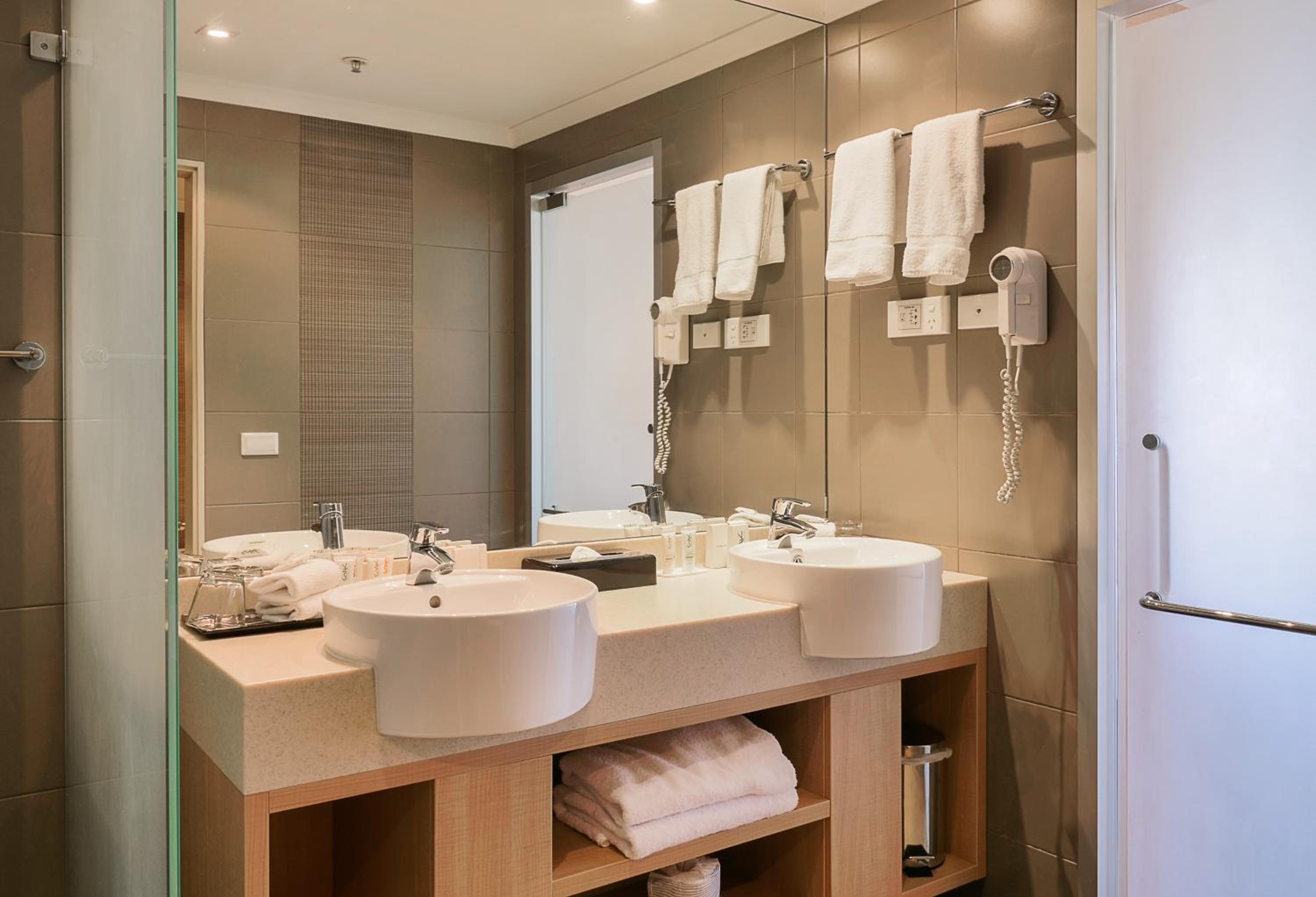 Executive Suite - Photo 11