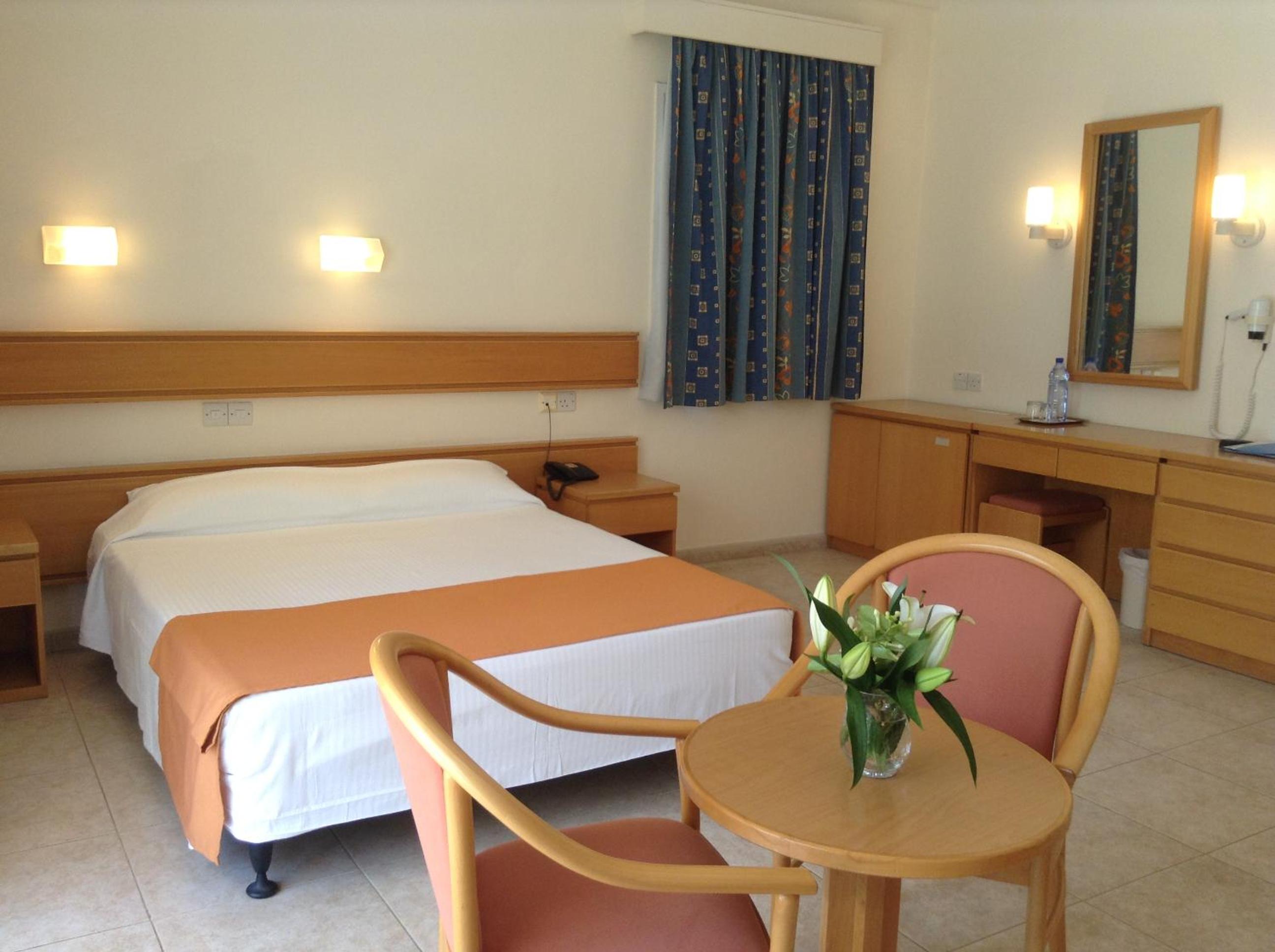 Superior Twin Room with Pool View - Photo 4