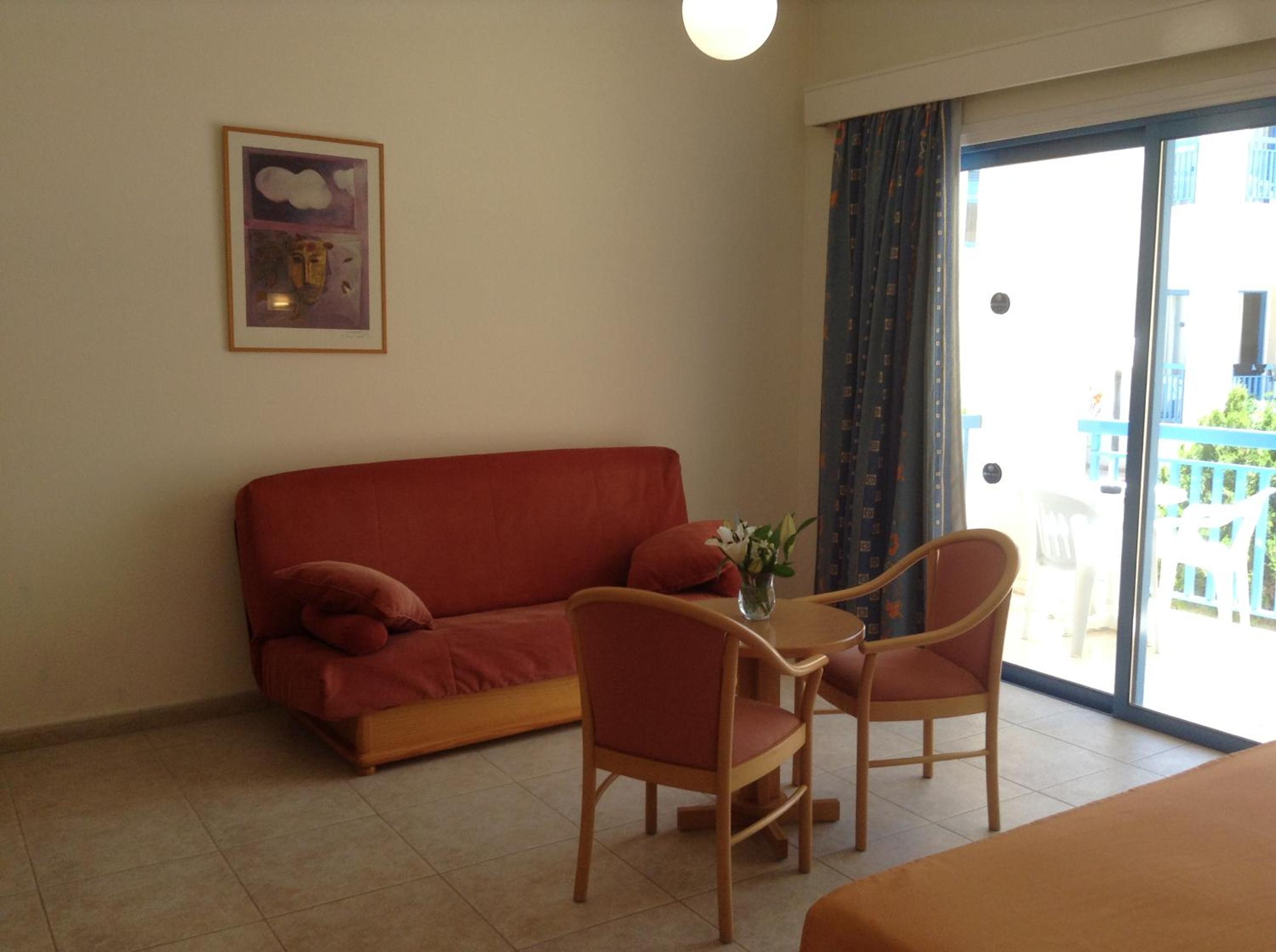Superior Twin Room with Pool View - Photo 6