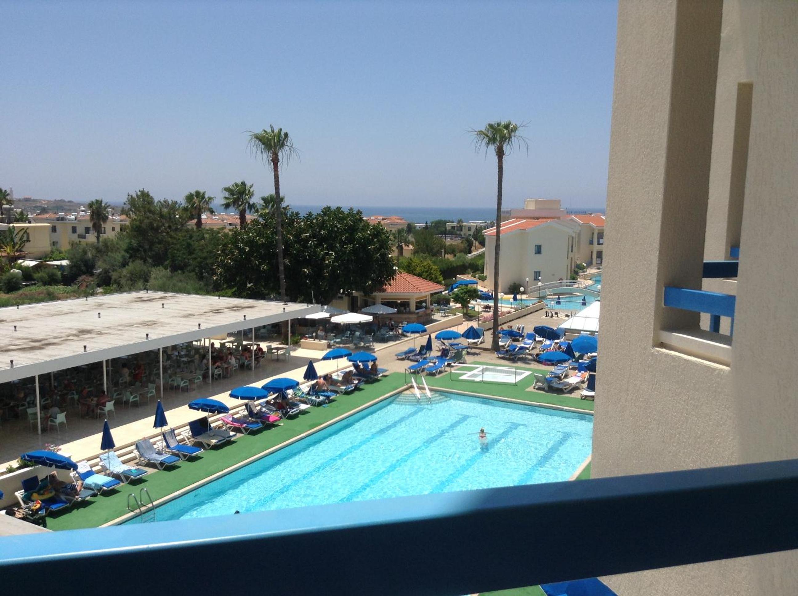 Standard Twin Room with Pool View - Photo 7