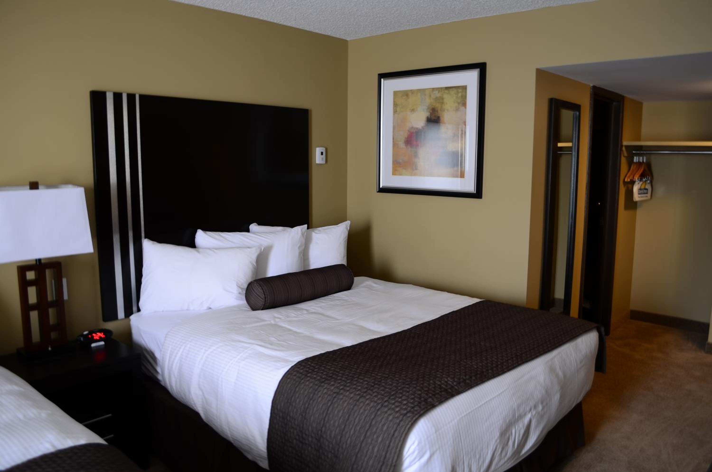Double Queen Room with Bath Tub - Non-Smoking - Photo 6