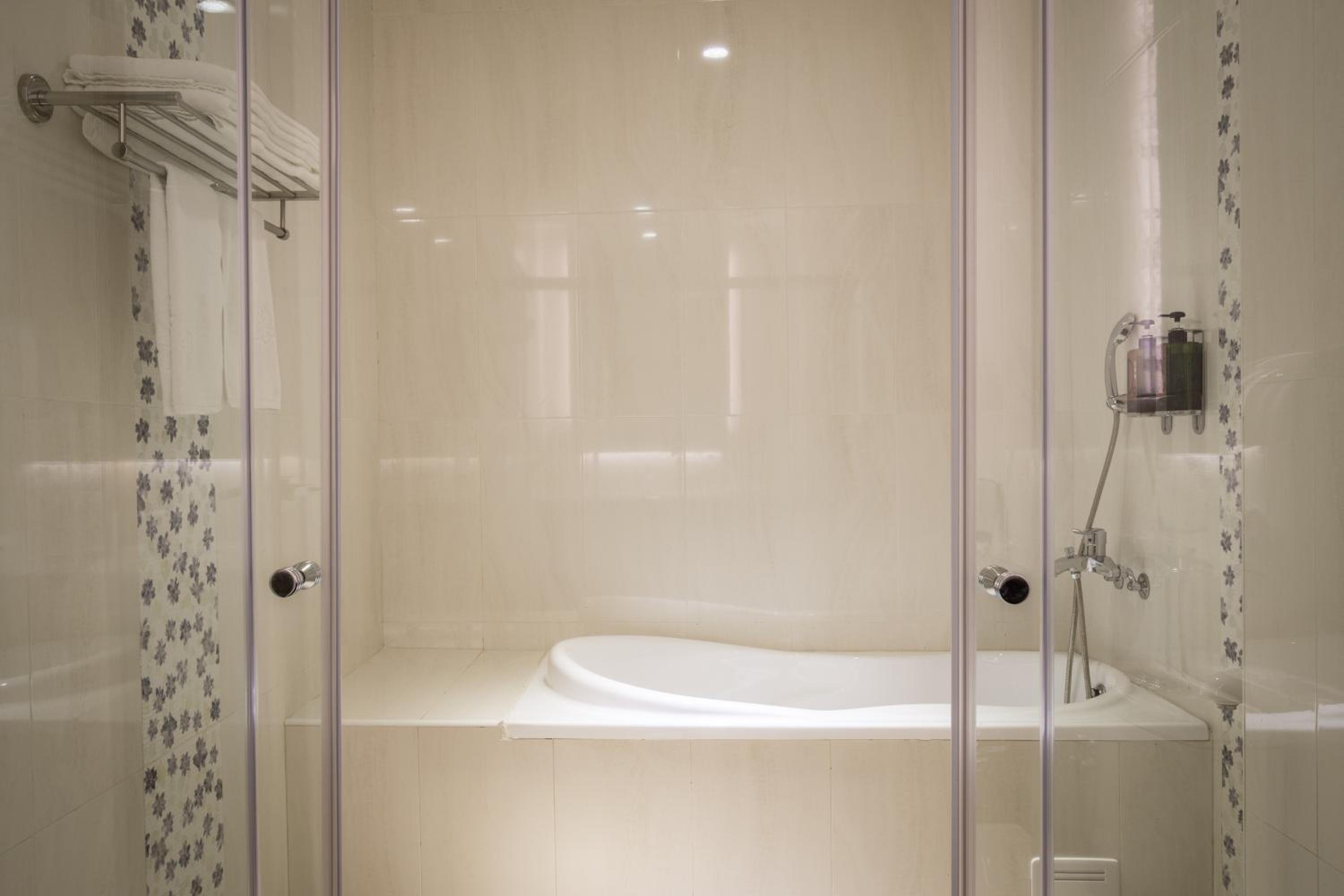 Deluxe Double Room with Bath photo 3