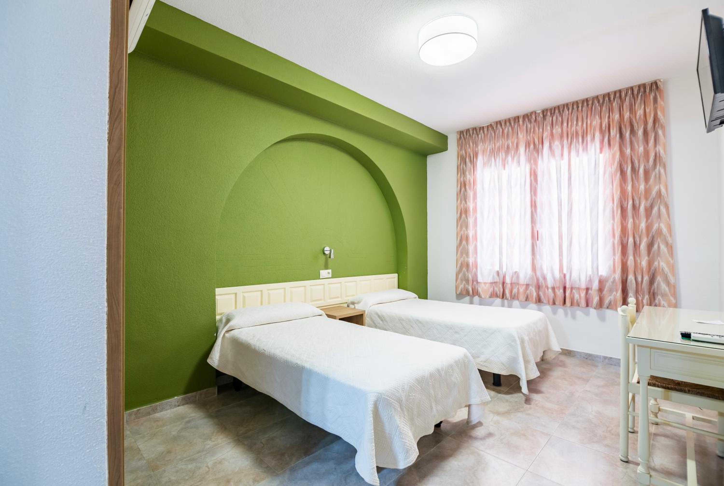 Standard Twin Room - Photo 9