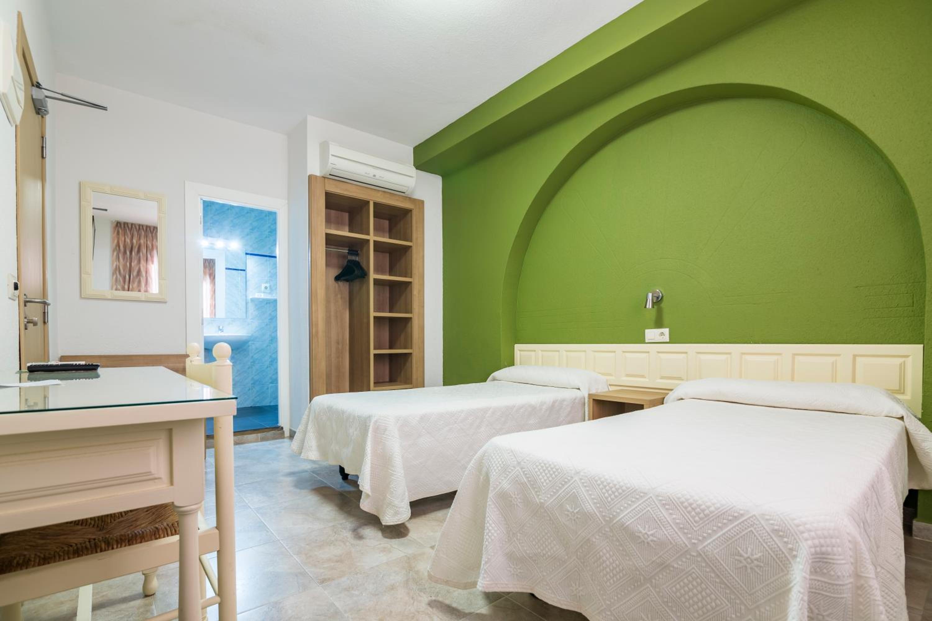 Standard Twin Room - Photo 8