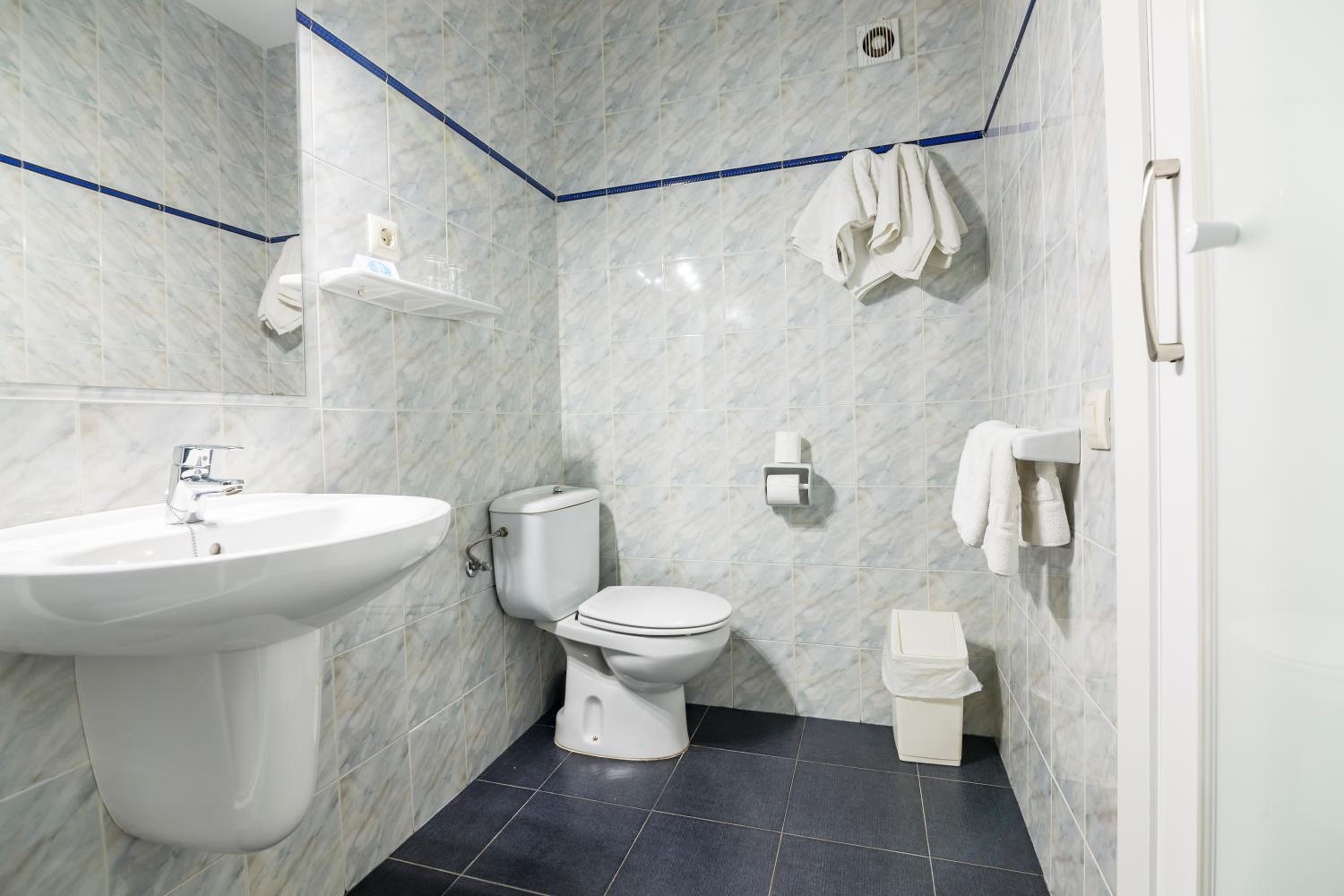 Standard Twin Room - Photo 2