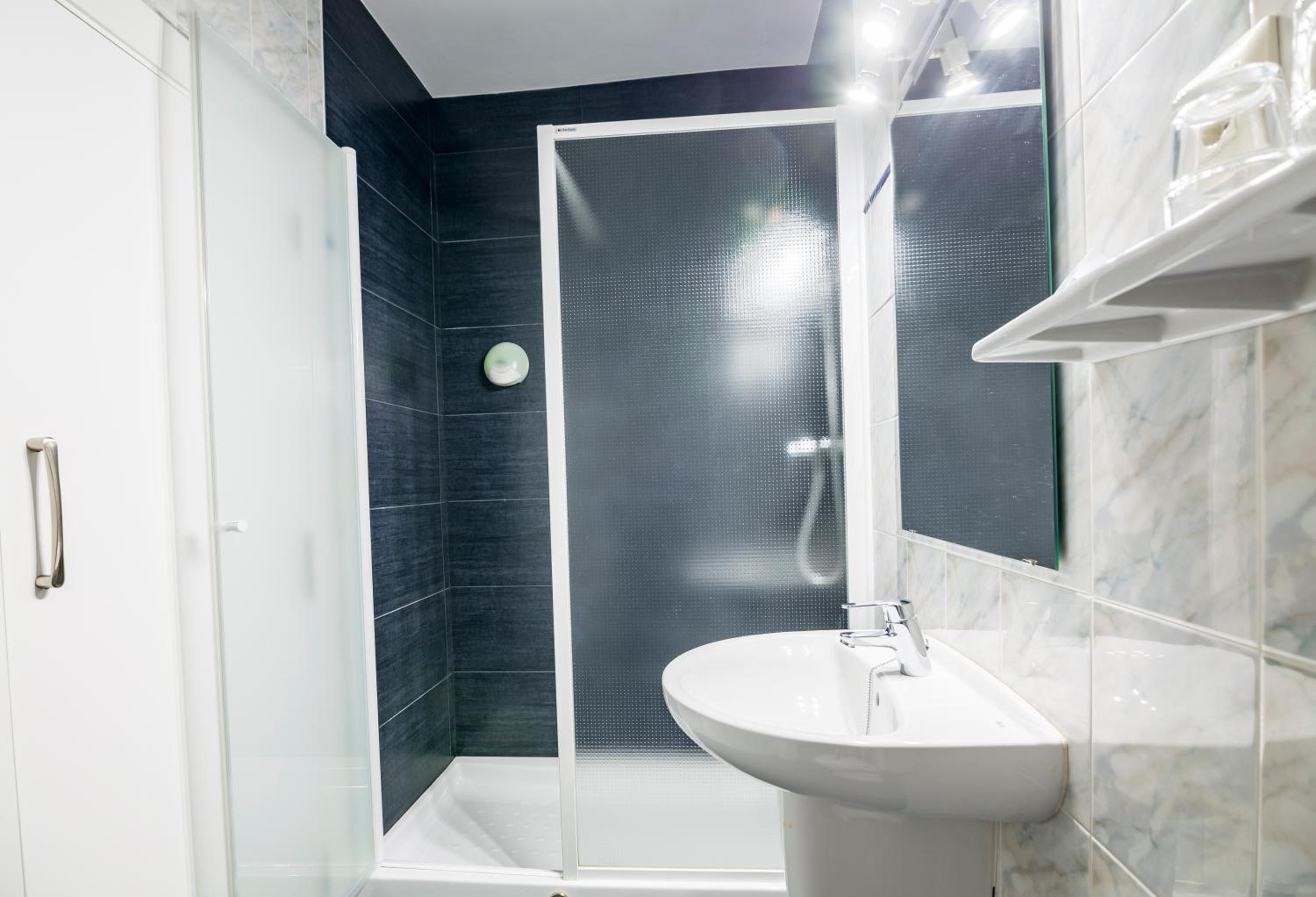 Standard Twin Room - Photo 4