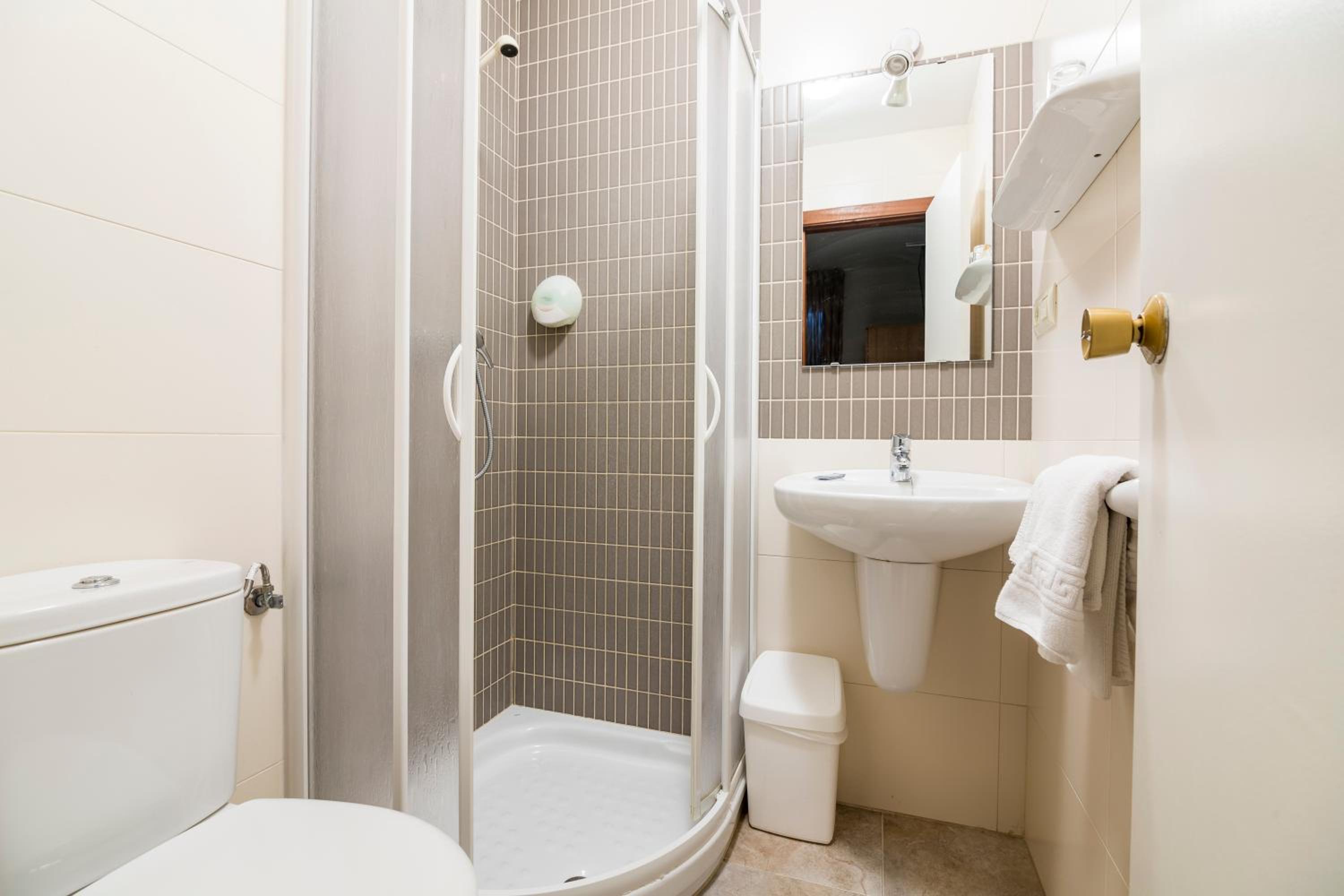 Standard Twin Room - Photo 6