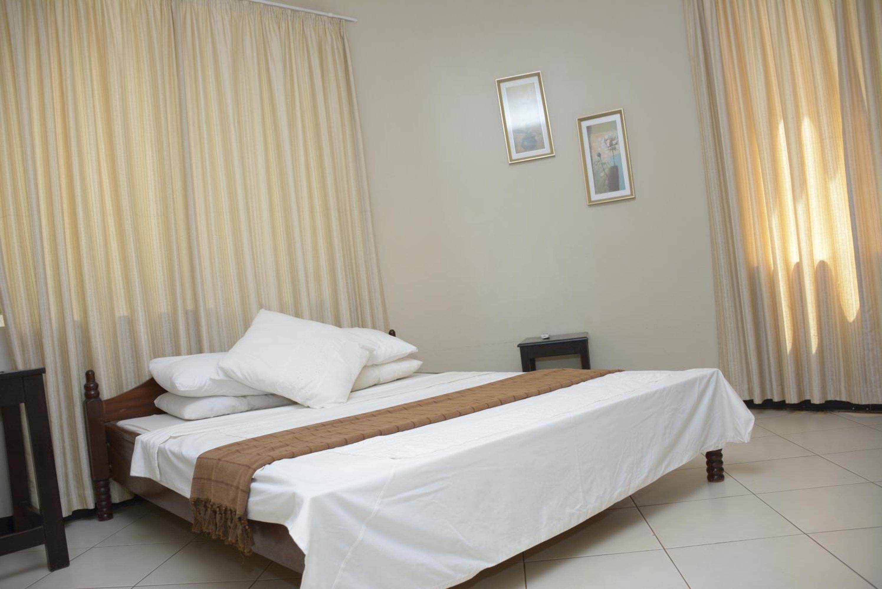 Standard King Room - Photo 5
