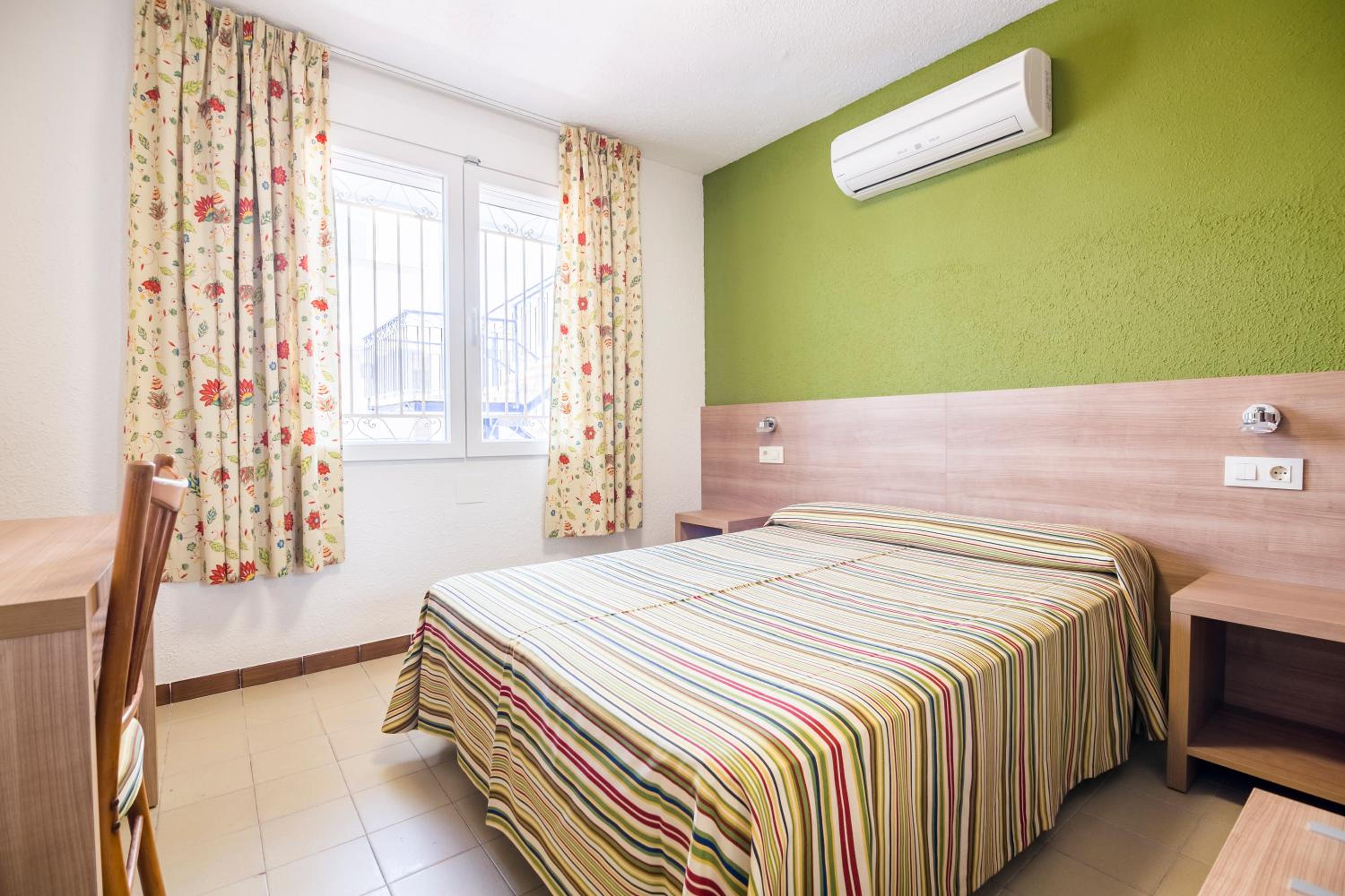 Standard Twin Room - Photo 7