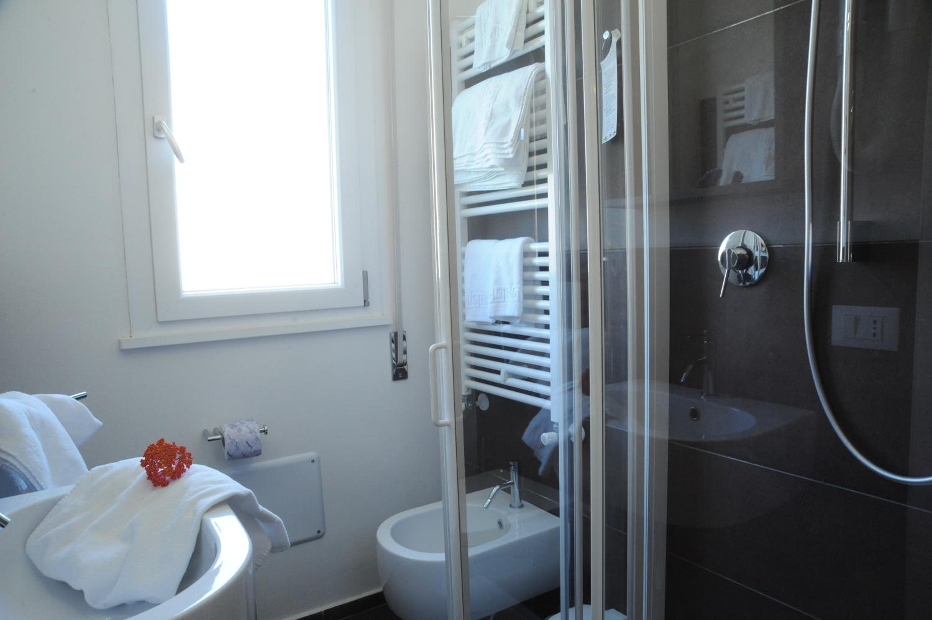 Small Double Room - Photo 4