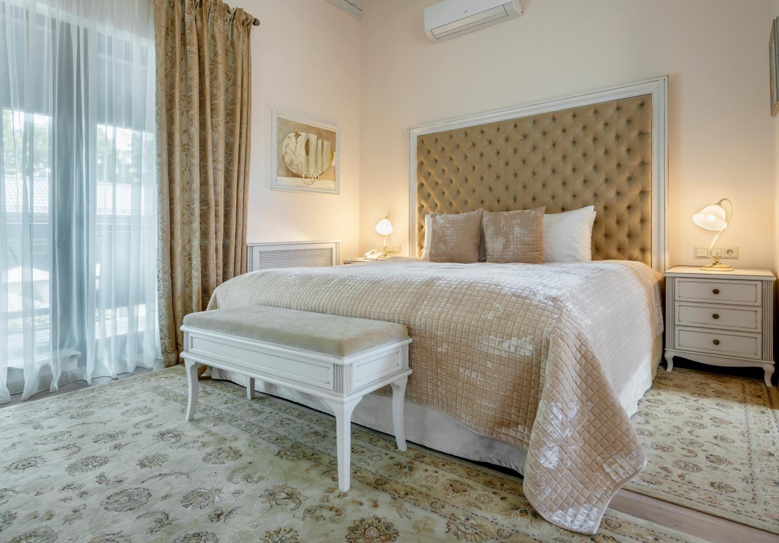 Luxury Suite - Photo 16