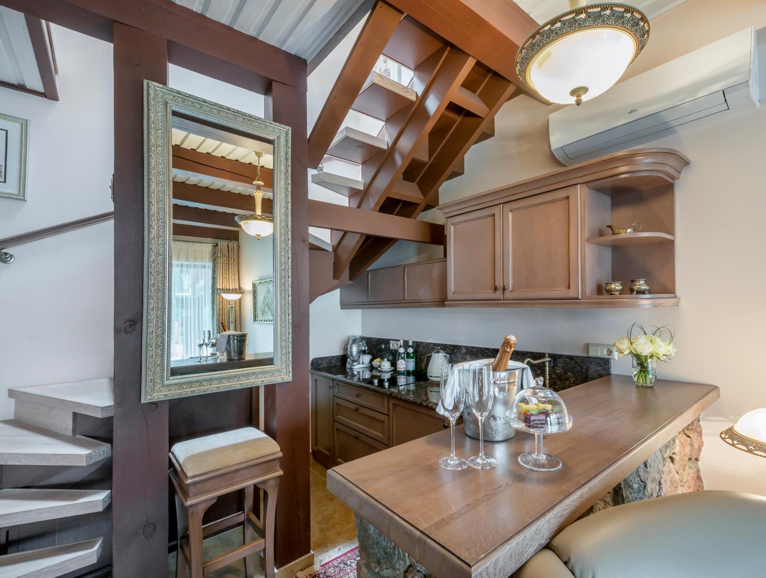 Luxury Suite - Photo 11