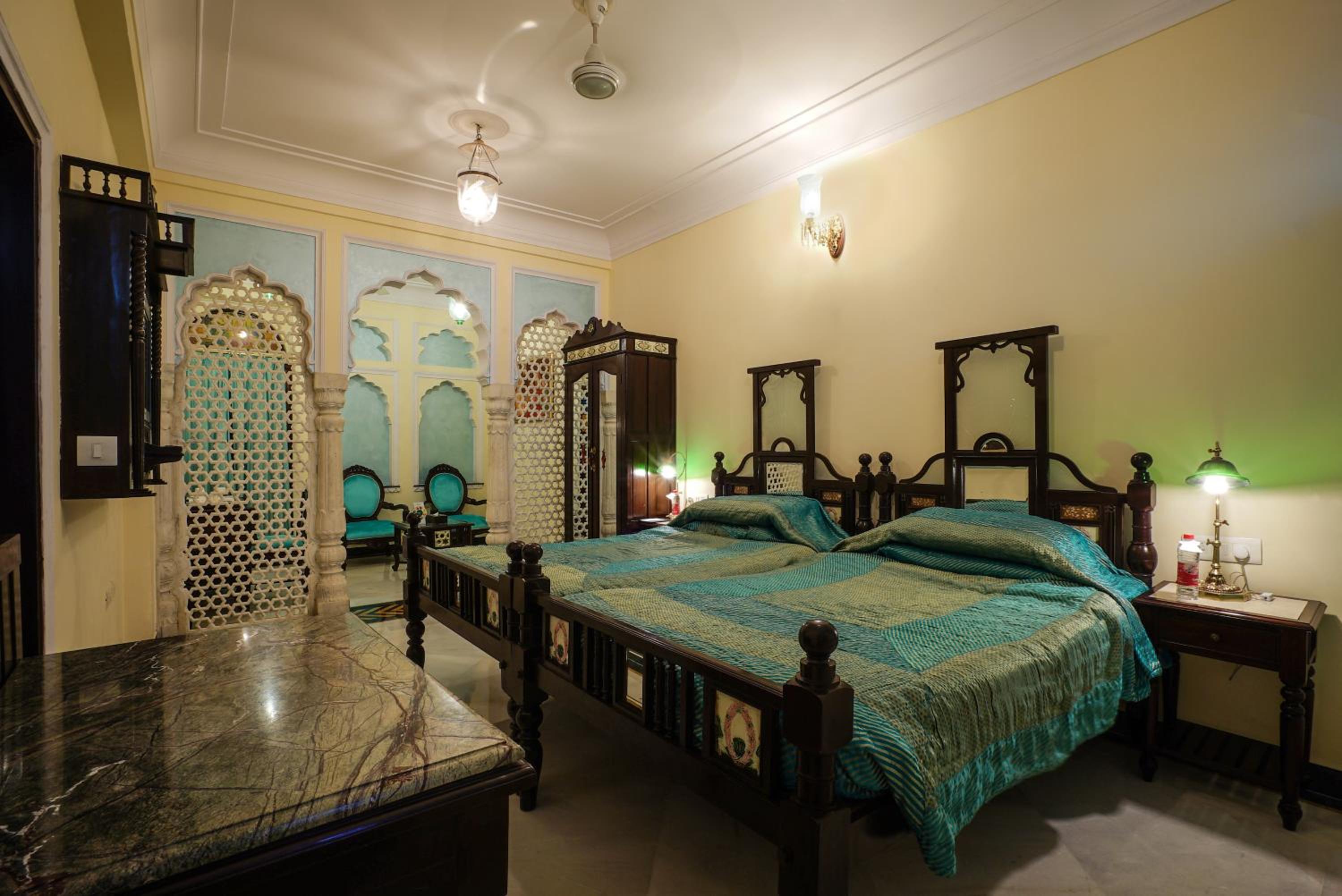 Deluxe Double Room: 20% off on session of Spa, 10% off on food & beverage services, 15 % off On Laundry