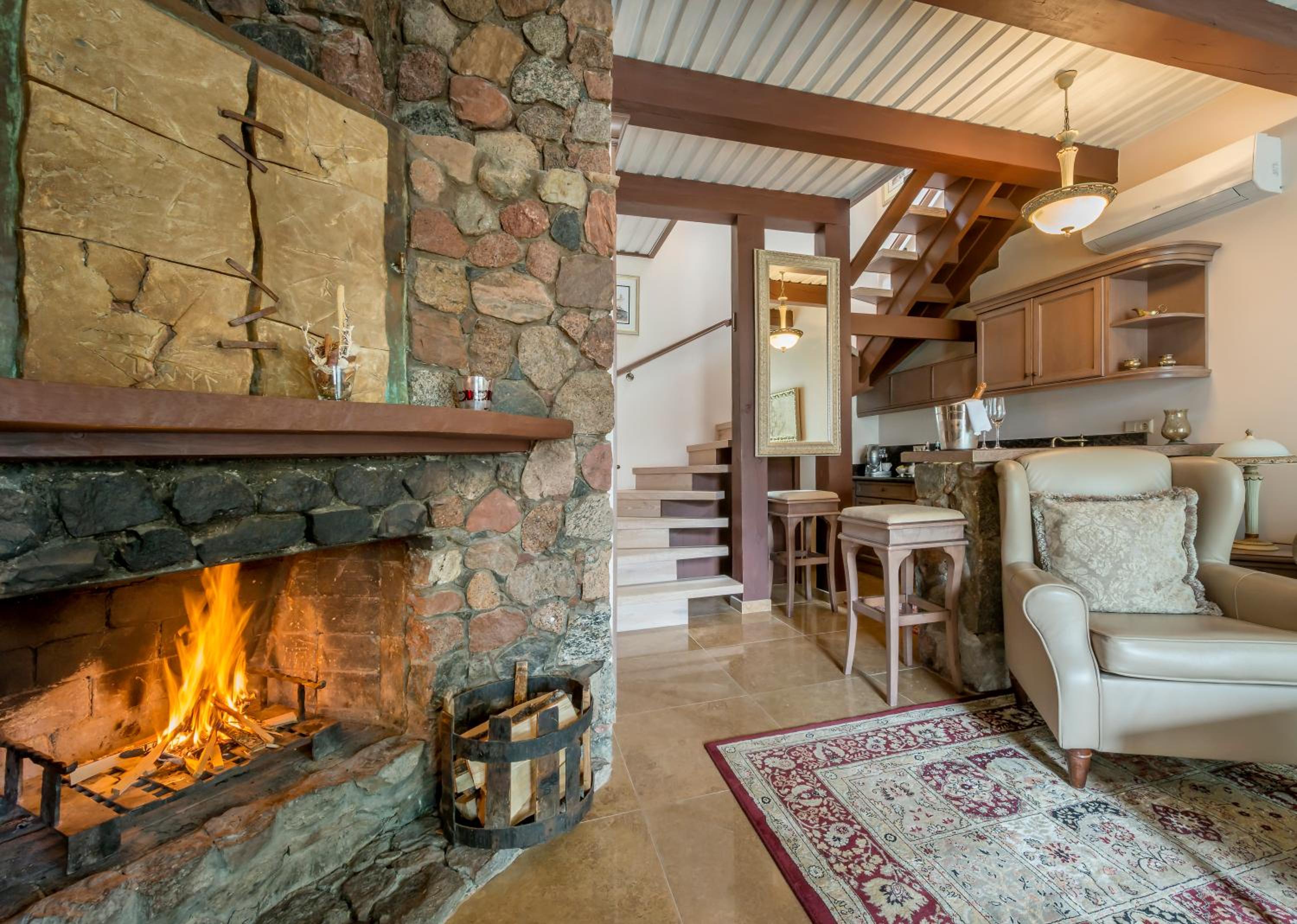 Luxury Suite - Photo 12