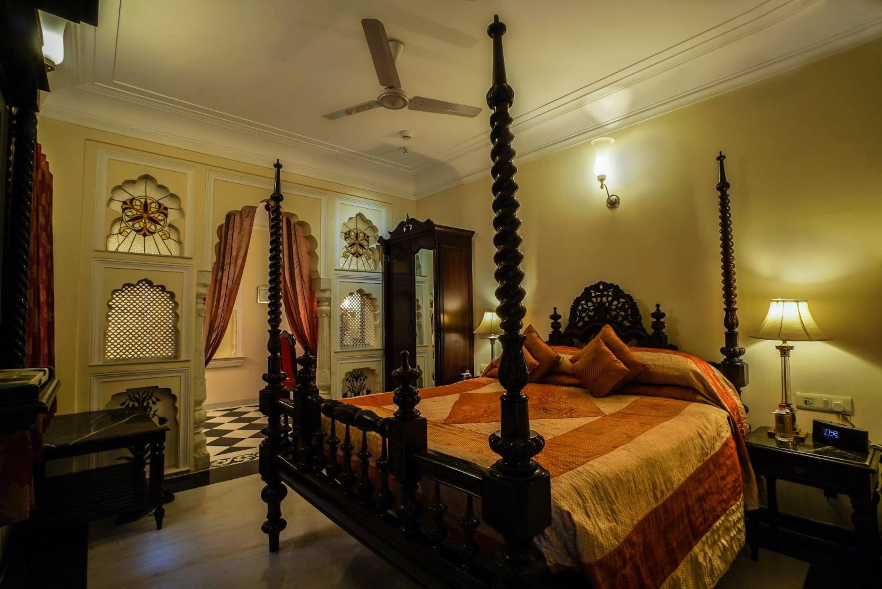 Royal Suite: 20% off on session of Spa, 10% off on food & beverage services, 15 % off On Laundry