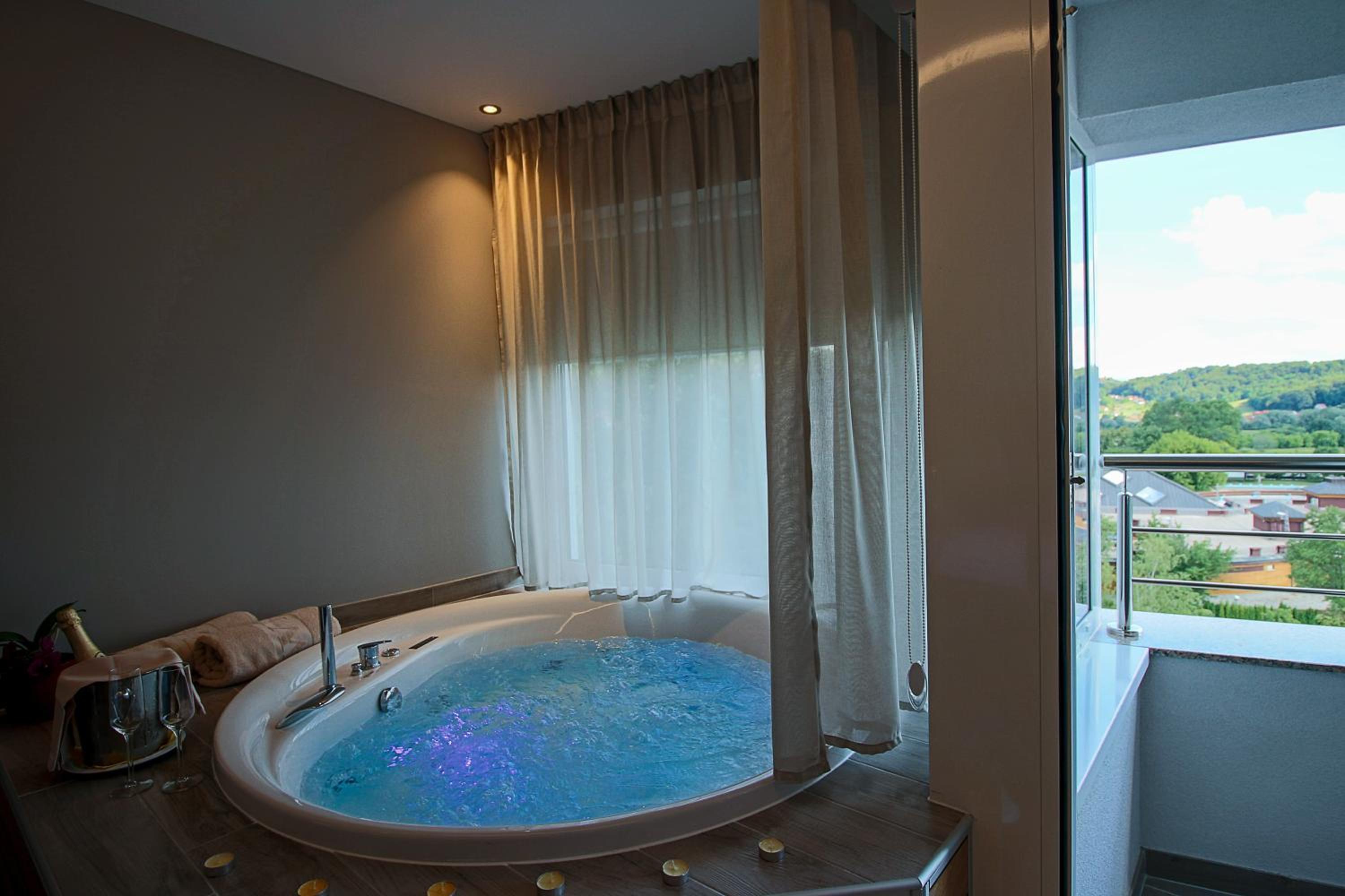 Double Room with Spa Bath and Balcony - Photo 11