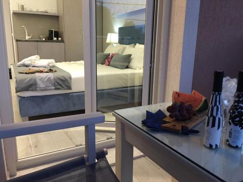 Deluxe Two-Bedroom Apartment with Sea View - Photo 18