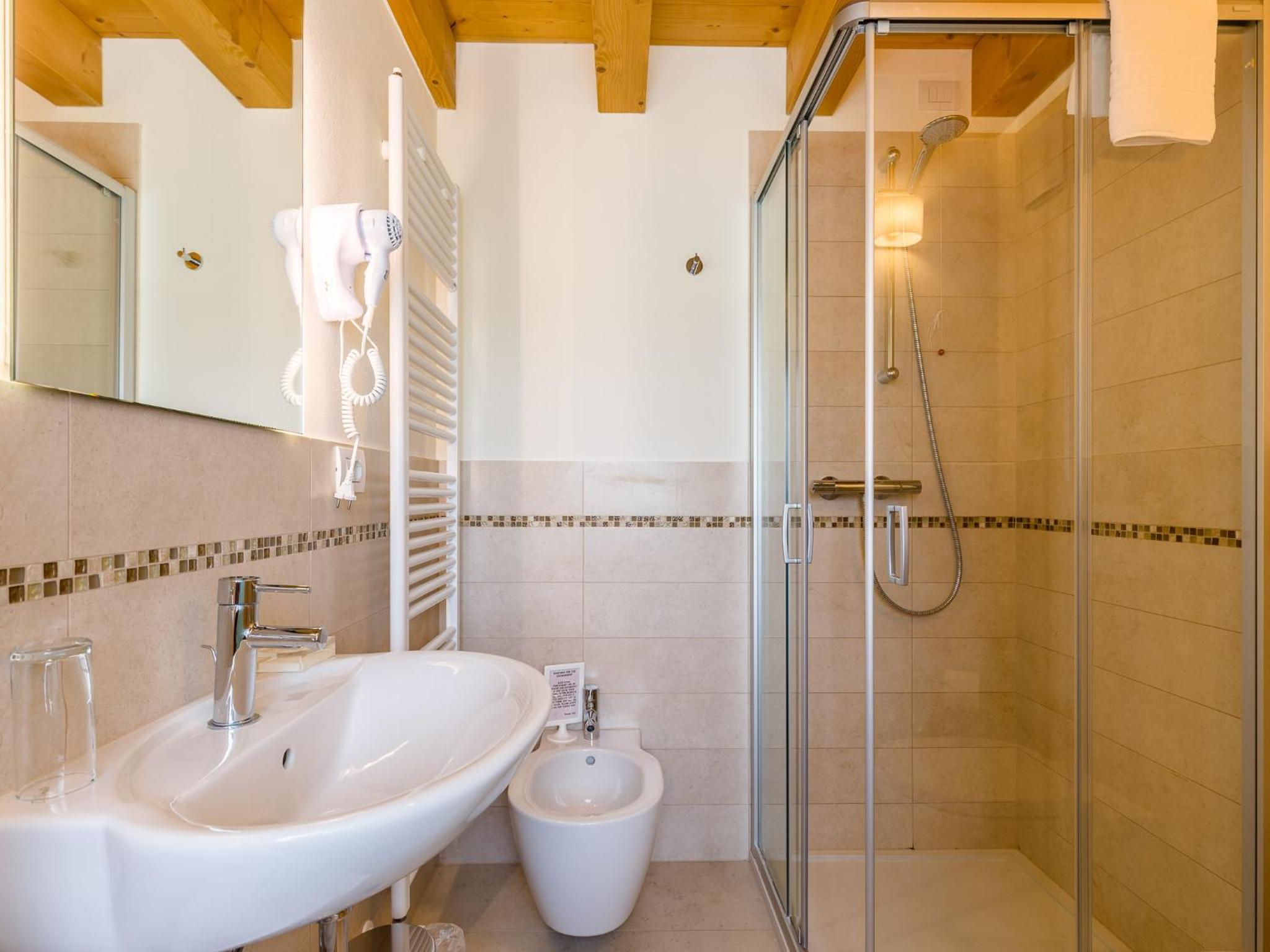 Single Room with Private Bathroom photo 2