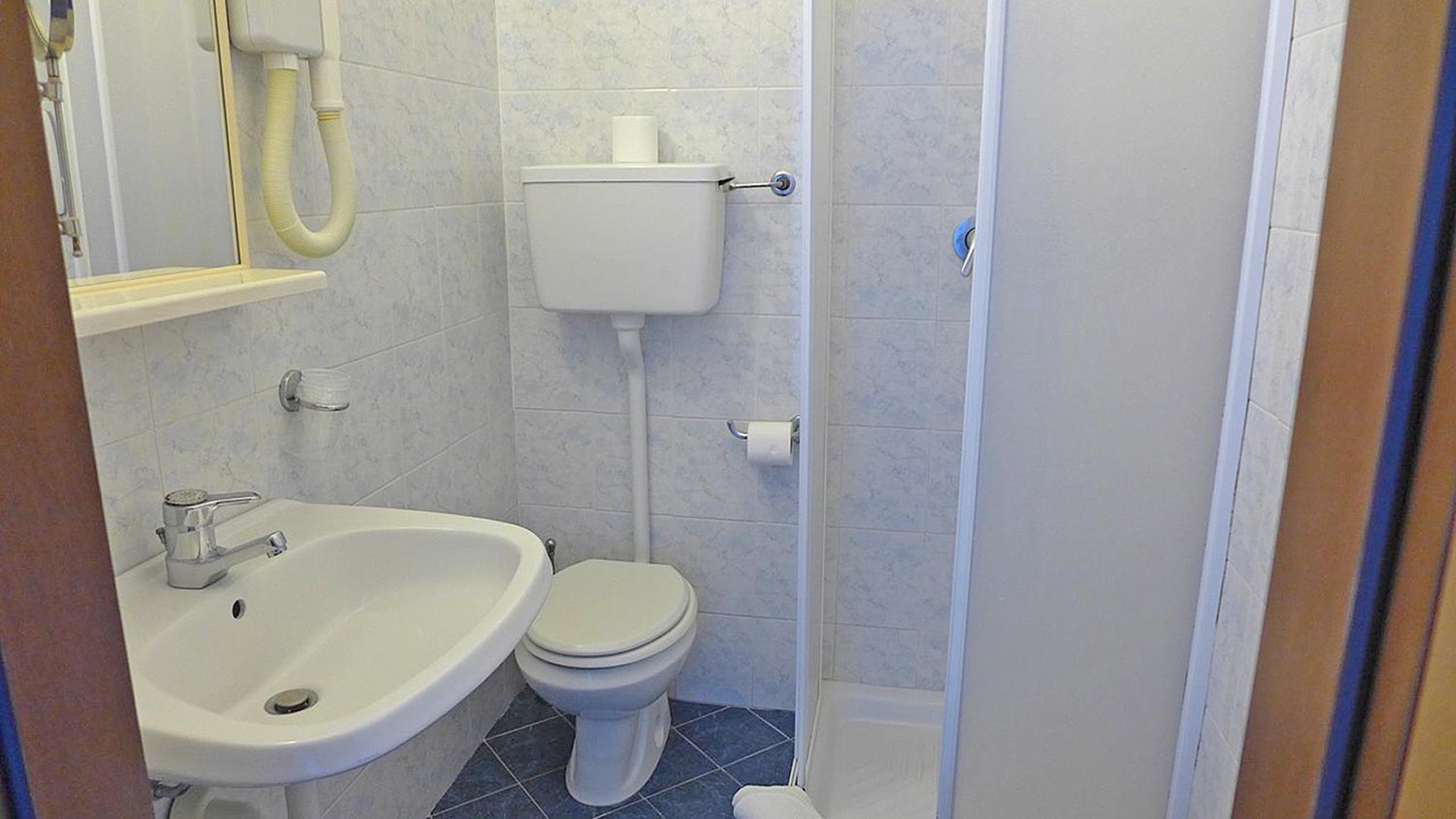 Double or Twin Room with Shower - Photo 4