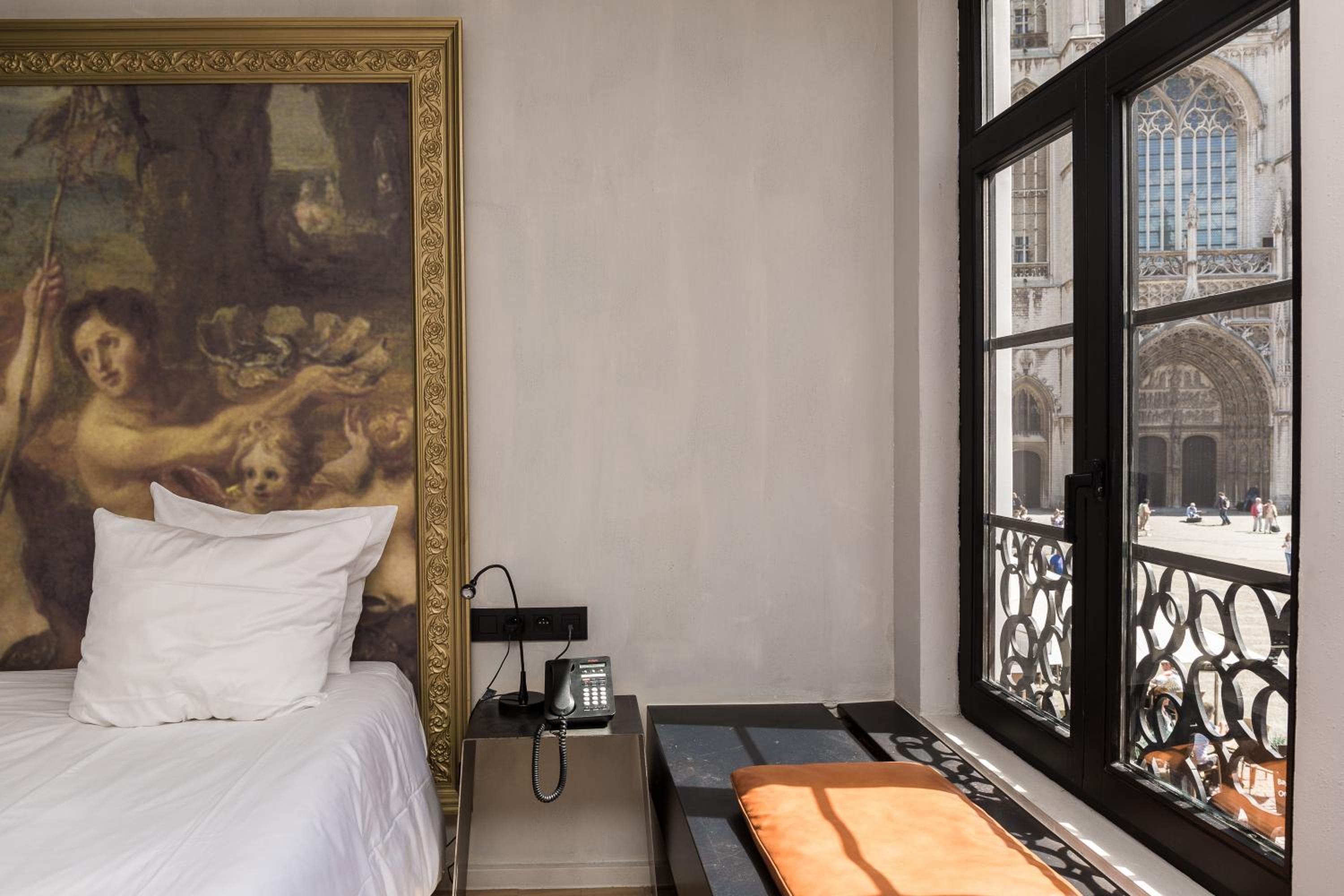 Superior Double Room with bath and Cathedral View - Photo 8