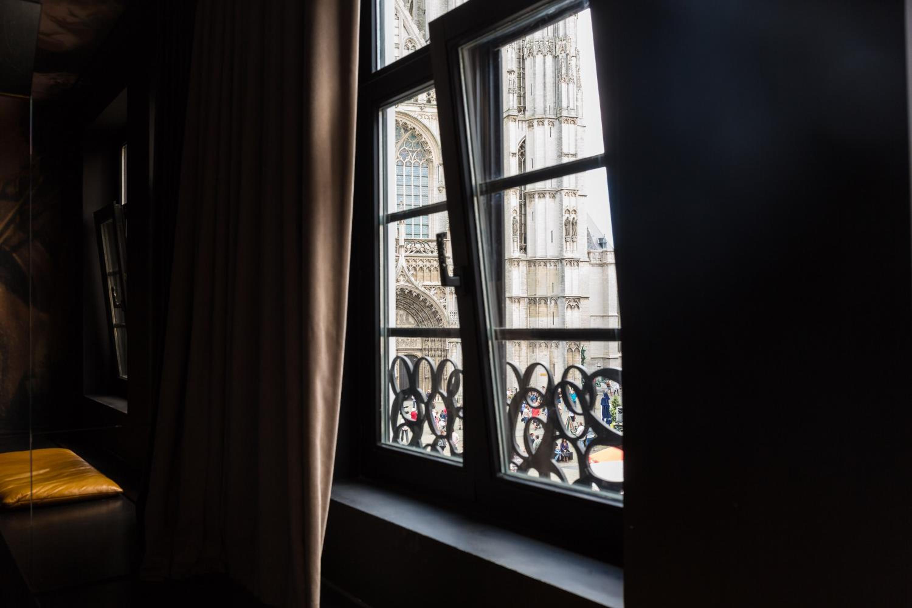 Deluxe Double Room with bath and Cathedral View - Photo 2