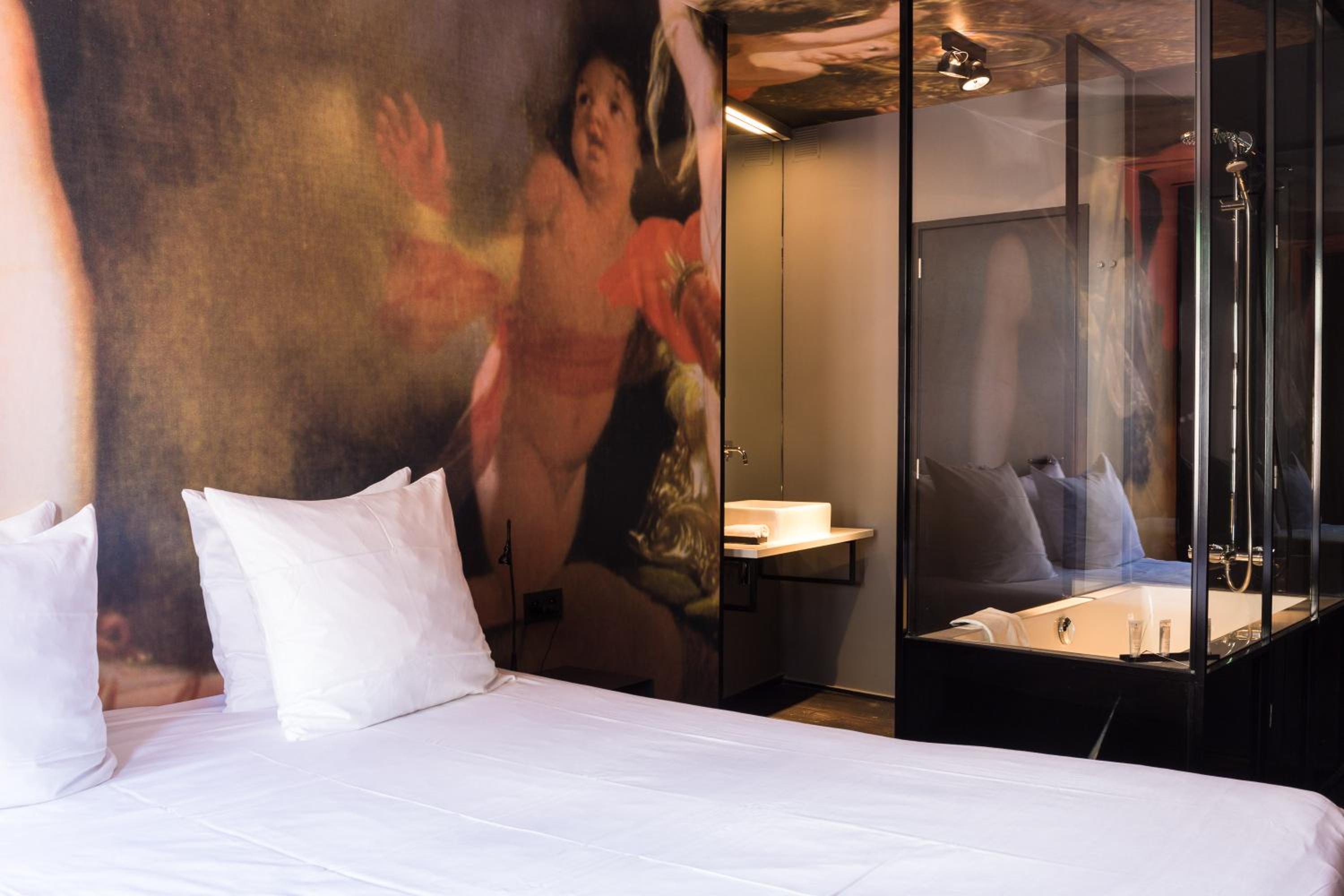 Deluxe Double Room with bath and Cathedral View - Photo 21