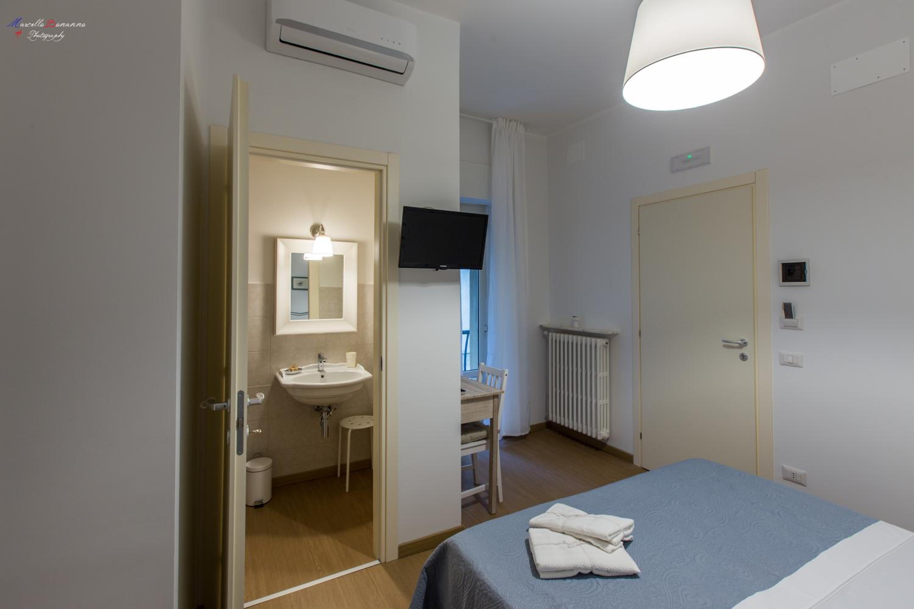 Double Room with Balcony - Photo 1