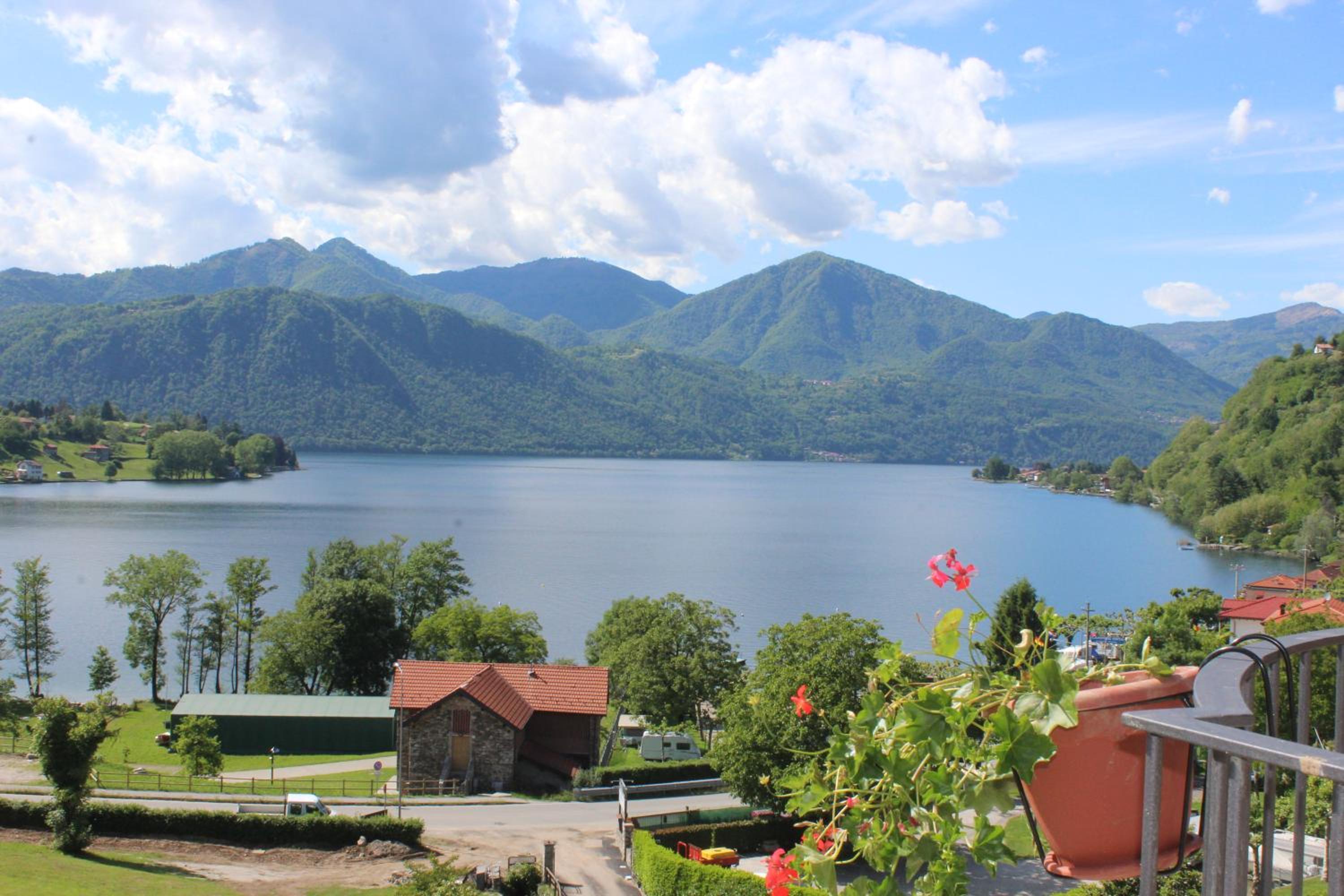 Double Room with Balcony and Lake View photo 2