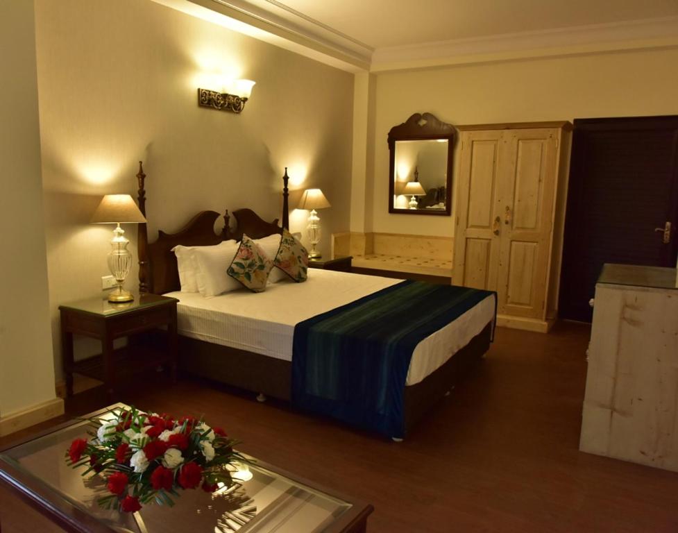 Luxury Room with Balcony - Photo 22