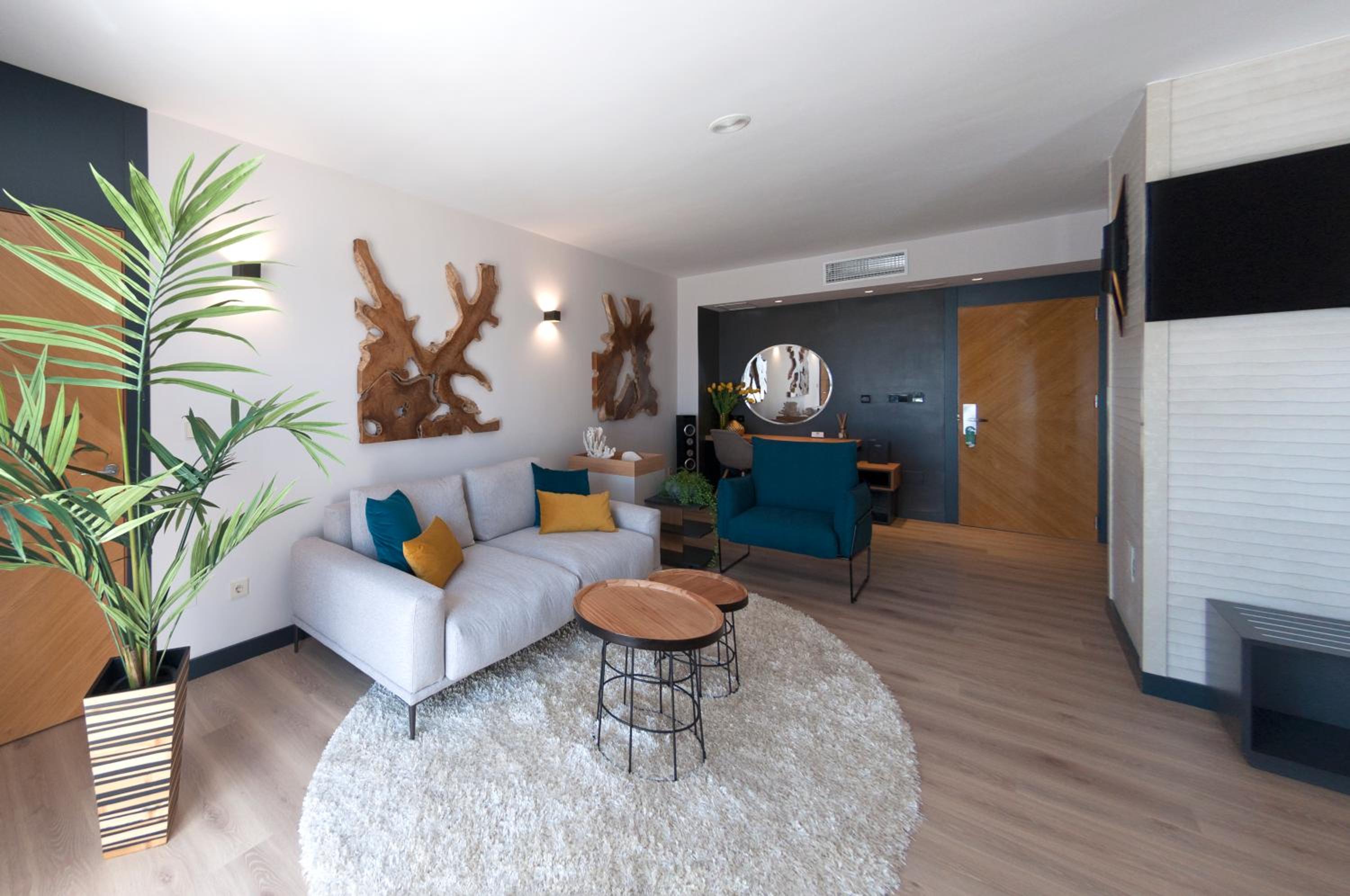 Premium Suite with Hot Tub - Photo 8