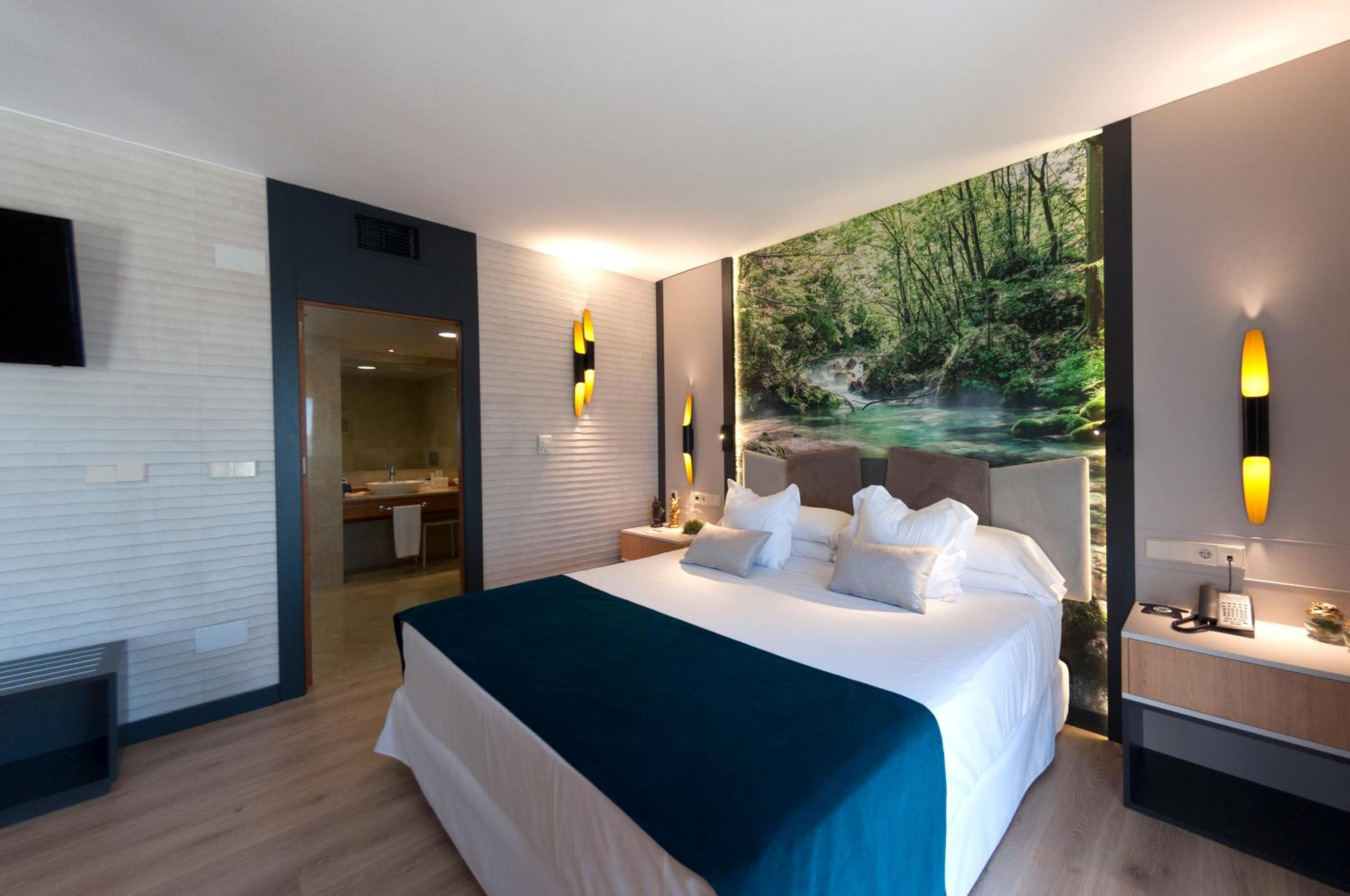 Premium Suite with Hot Tub - Photo 2