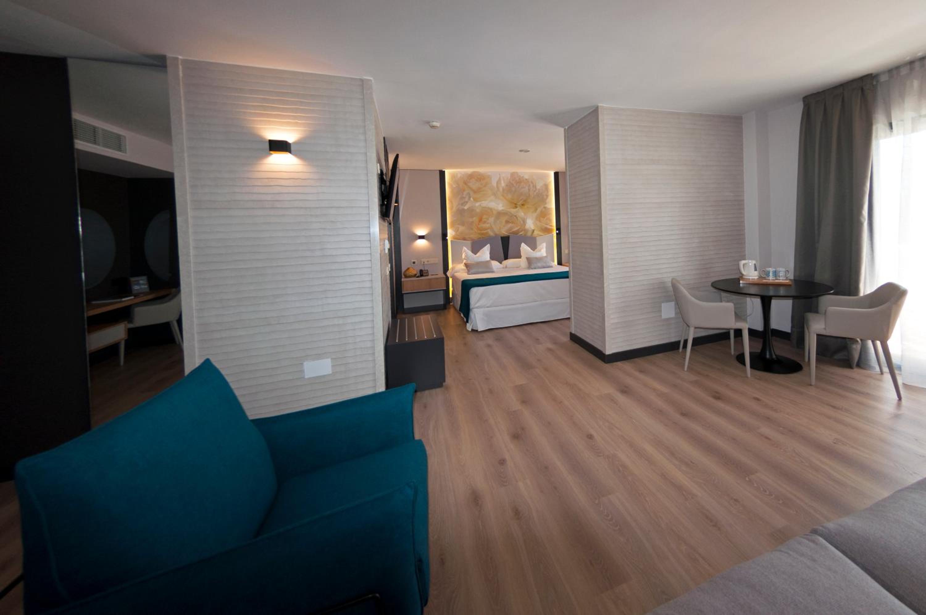 Premium Suite with Hot Tub - Photo 6